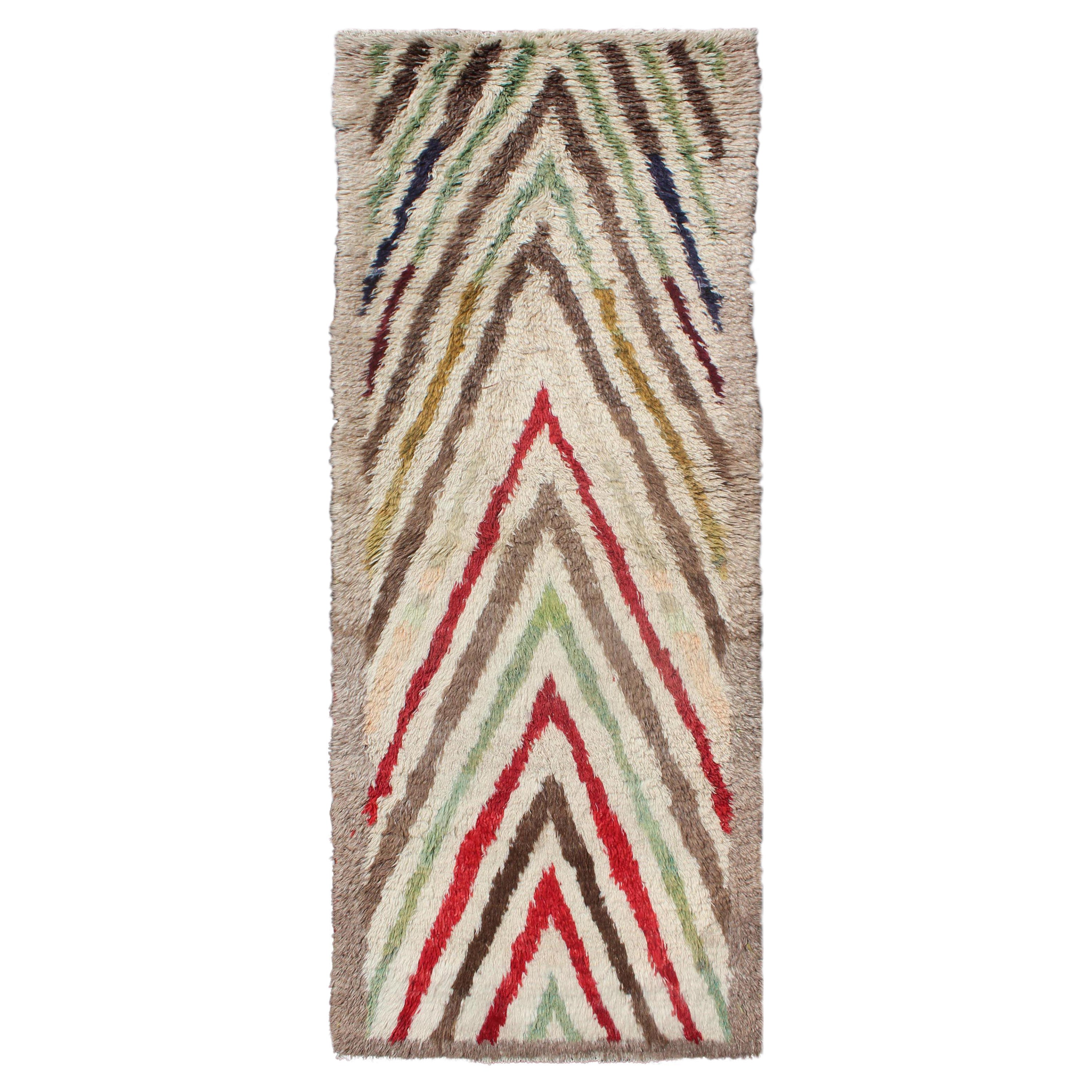 Runner turco vintage in tulù con disegno tribale in crema, verde, rosso e marrone
