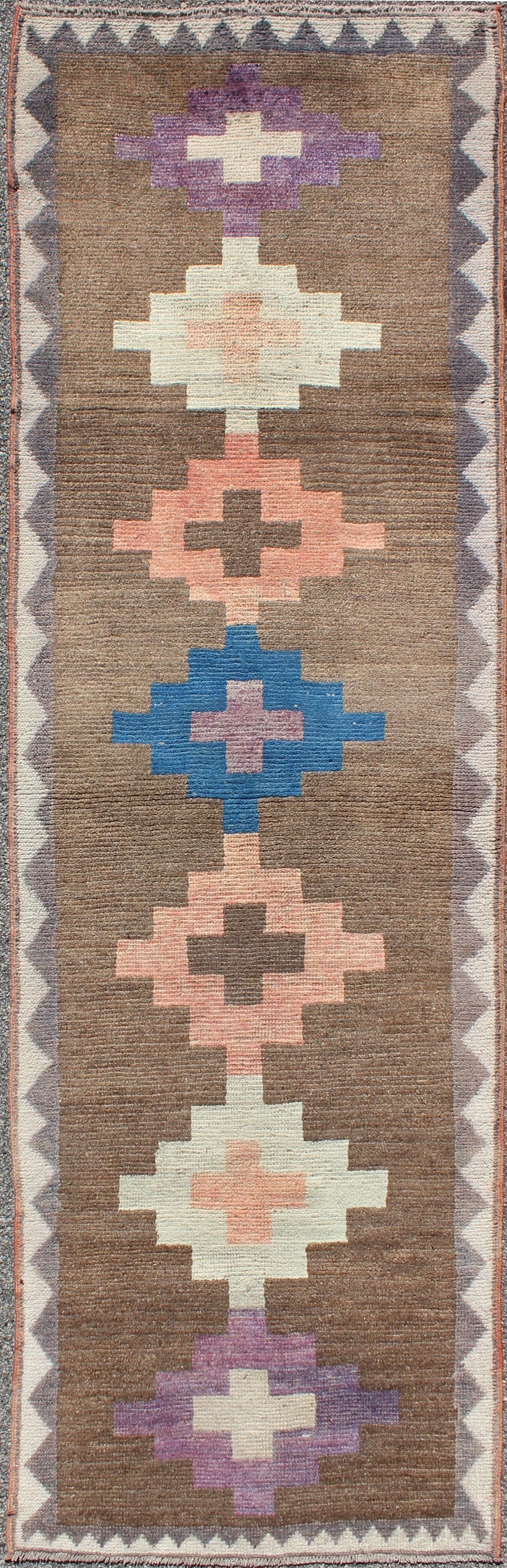 Türkischer Tulu-Läufer im Vintage-Look mit Tribal-Muster in Hellrosa, Blau und Lavendel im Angebot 2