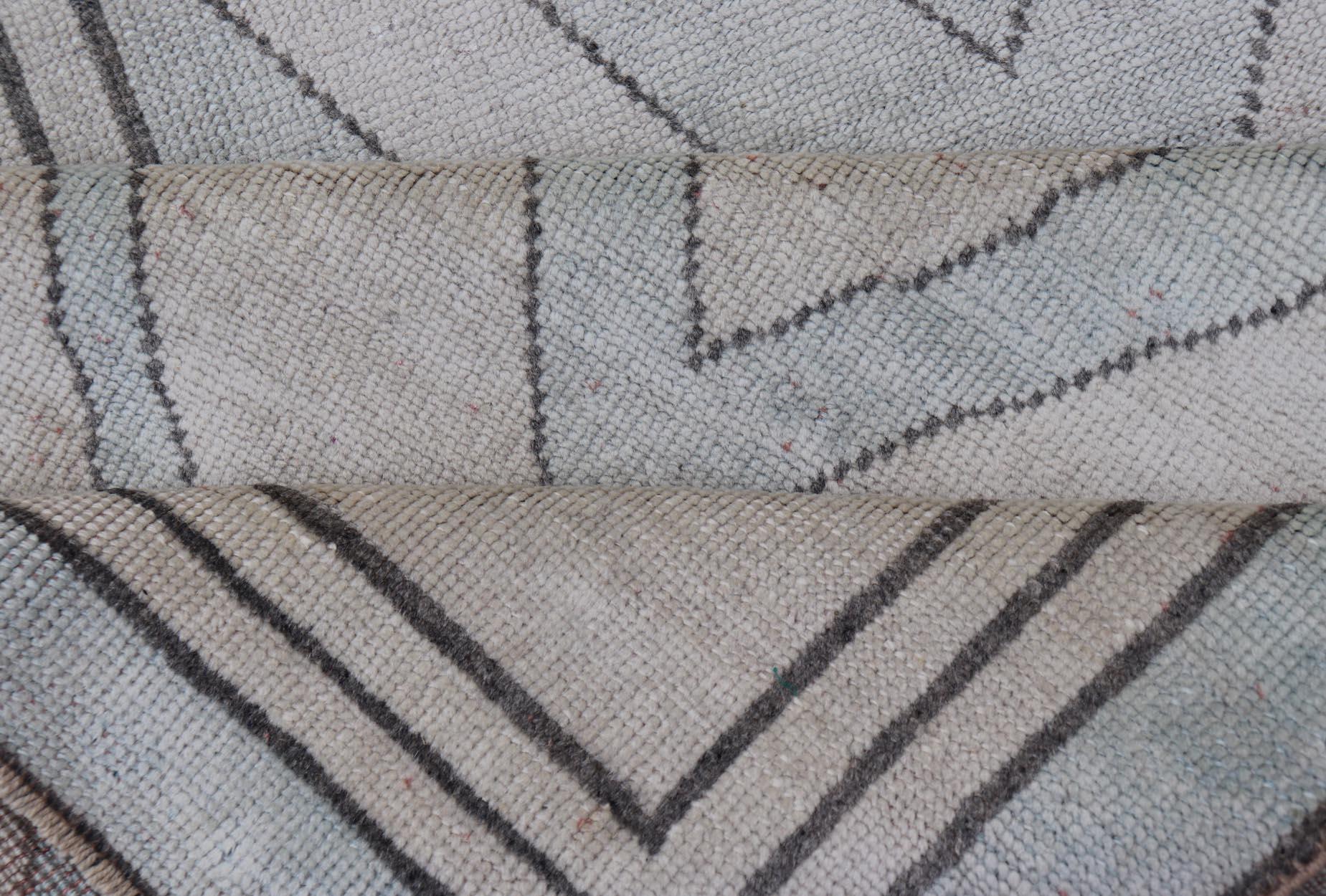 Traves de Mesa Turco Vintage Único con Diseño Moderno en Lt. Azul, topo y marrón en Bueno estado para la venta en Atlanta, GA