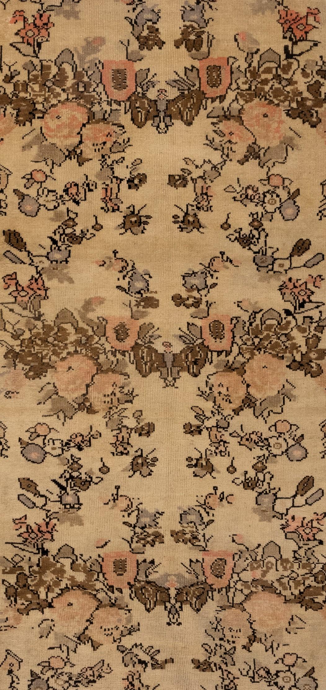 Dieser prächtige türkische Ushak-Teppich aus den 1920er Jahren zeichnet sich durch die floralen Gul Farang-Muster aus, die ihn zu einem echten Unikat machen. Der elfenbeinfarbene Hintergrund dient als perfekte Leinwand für das auffällige Design, das
