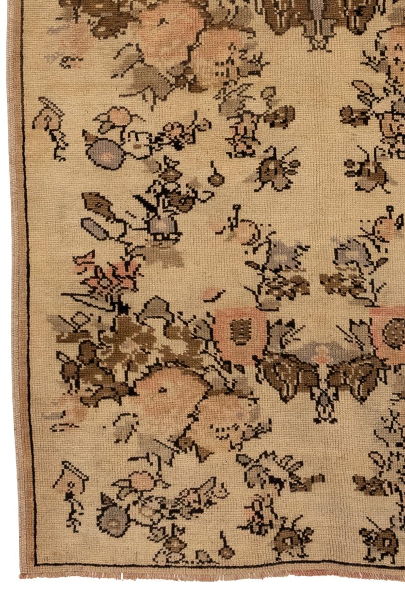 Türkischer Ushak-Blumenteppich im Vintage-Stil (Handgeknüpft) im Angebot