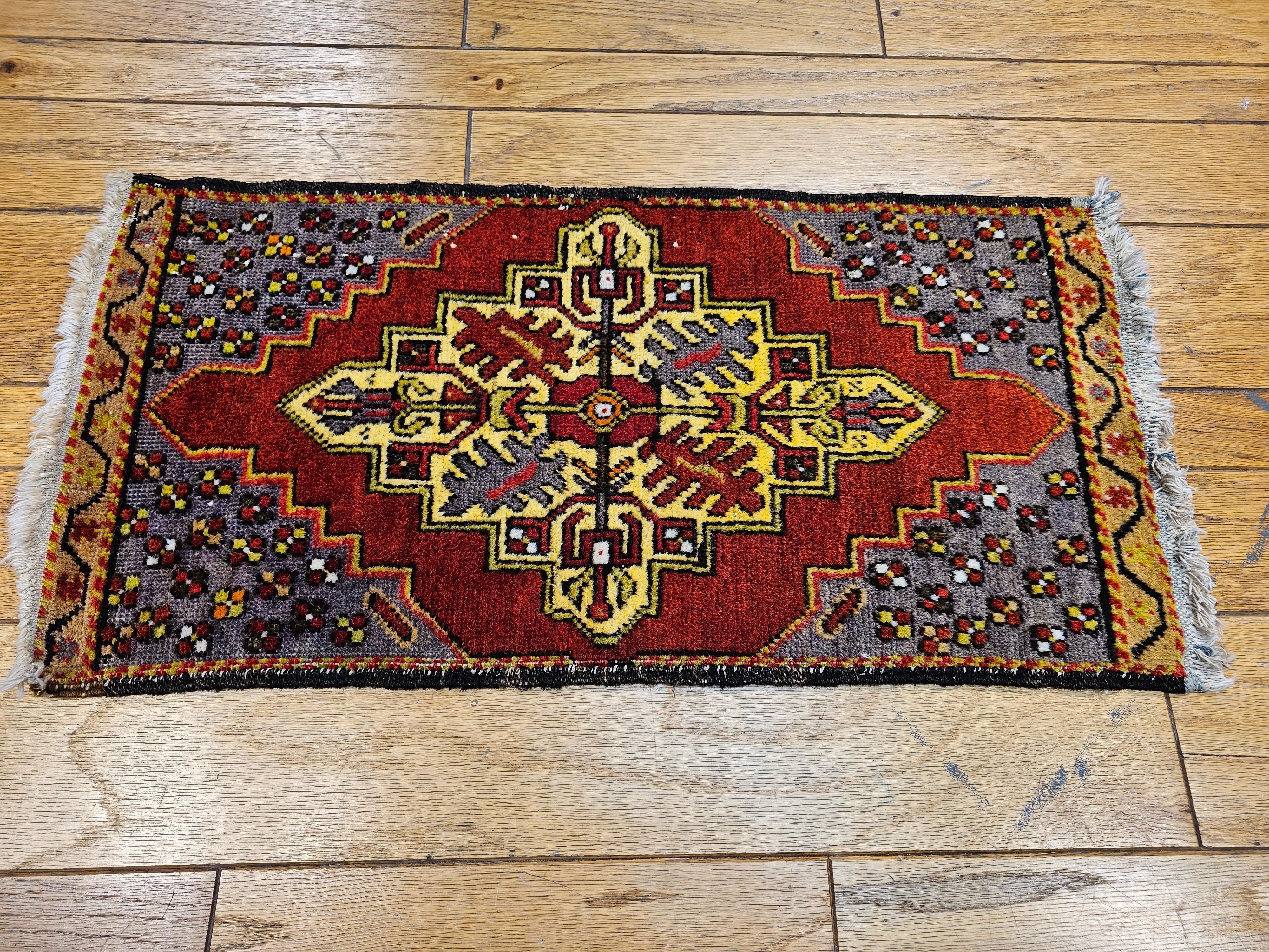 Alfombra de oración de aldea turca vintage con diseño de medallón en rojo, amarillo y morado en venta 3