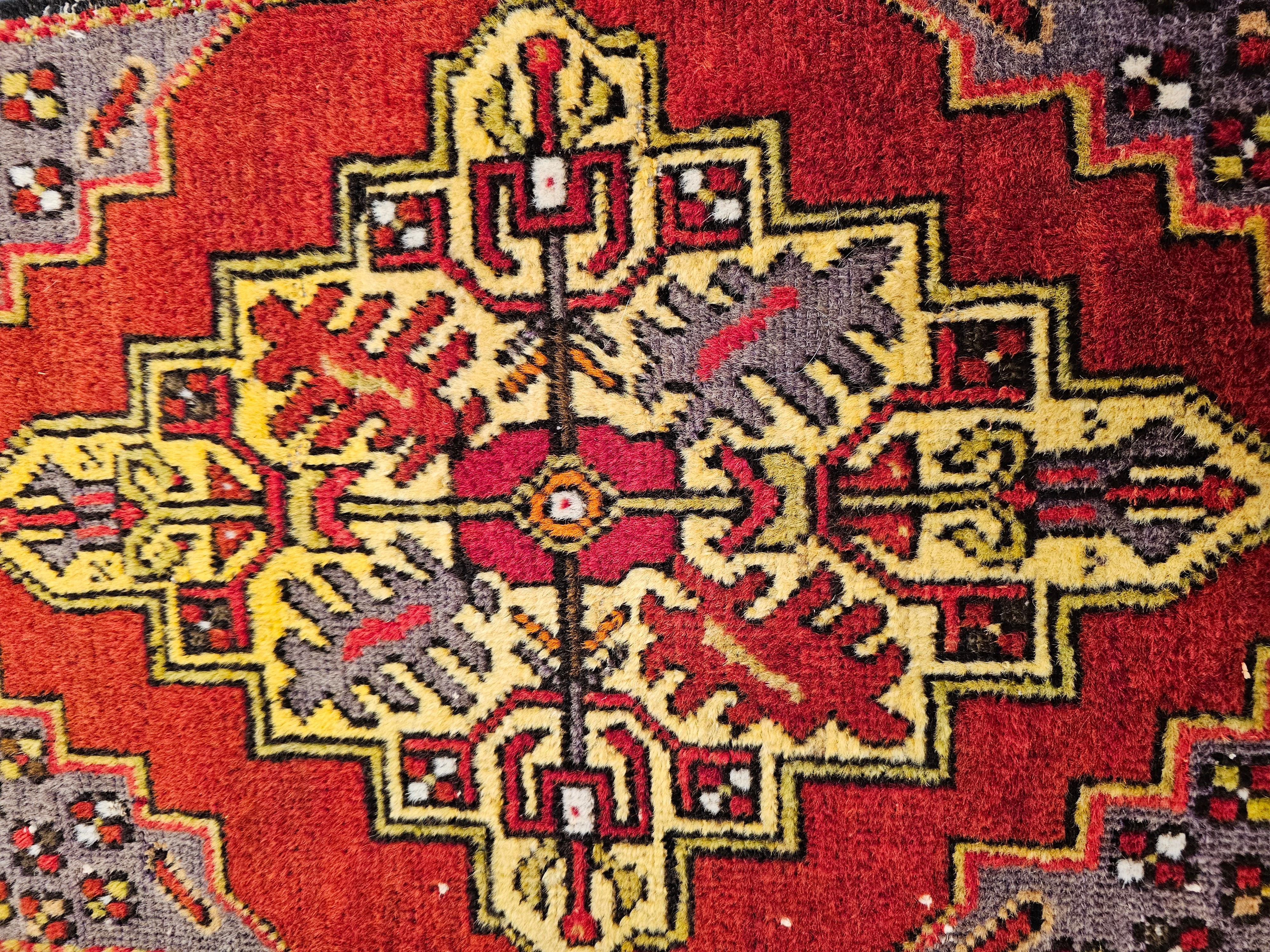 Alfombra de oración de aldea turca vintage con diseño de medallón en rojo, amarillo y morado en Bueno estado para la venta en Barrington, IL