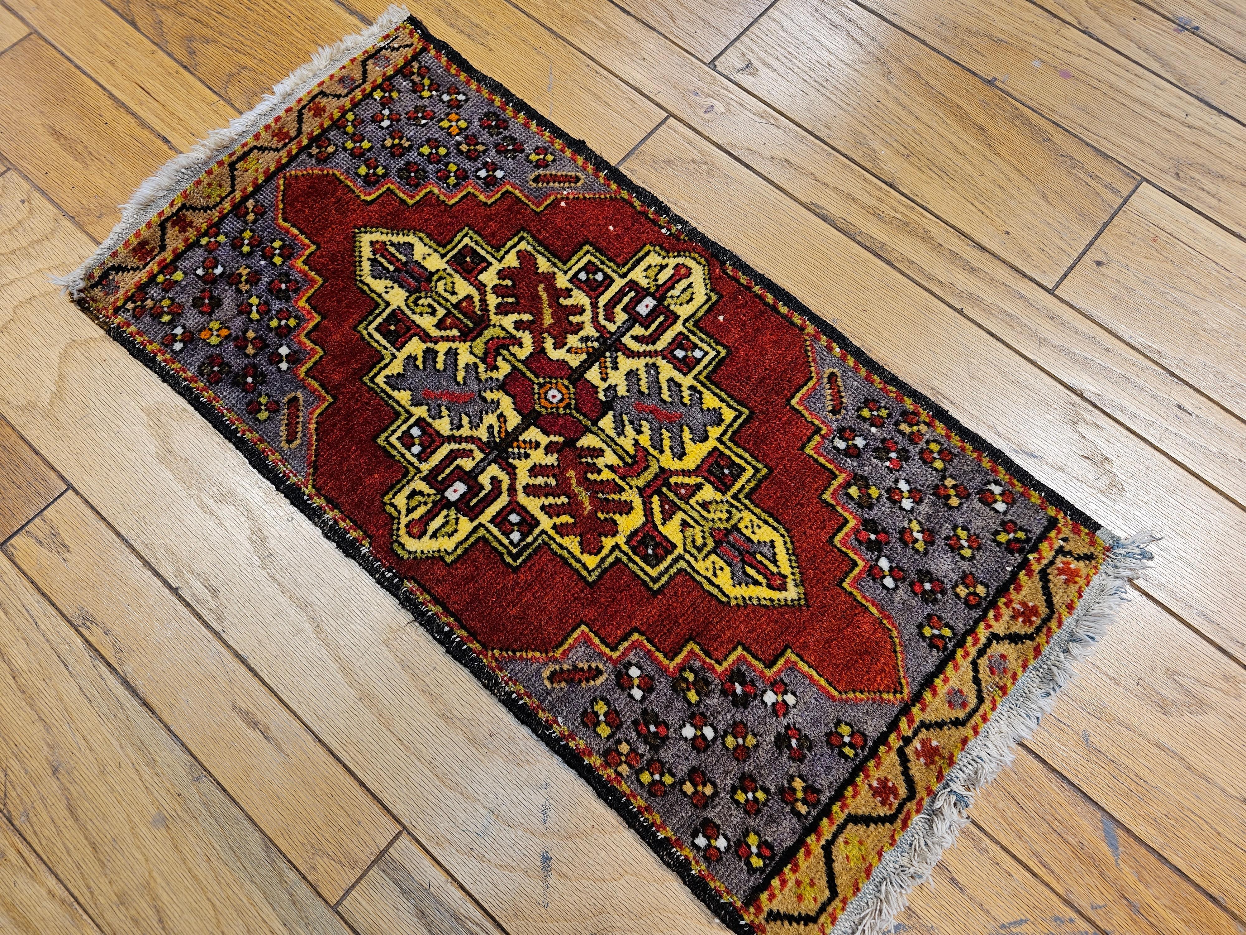 Alfombra de oración de aldea turca vintage con diseño de medallón en rojo, amarillo y morado en venta 2