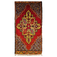 Türkischer Dorfgebetsteppich im Medaillon-Design in Rot, Gelb, Lila
