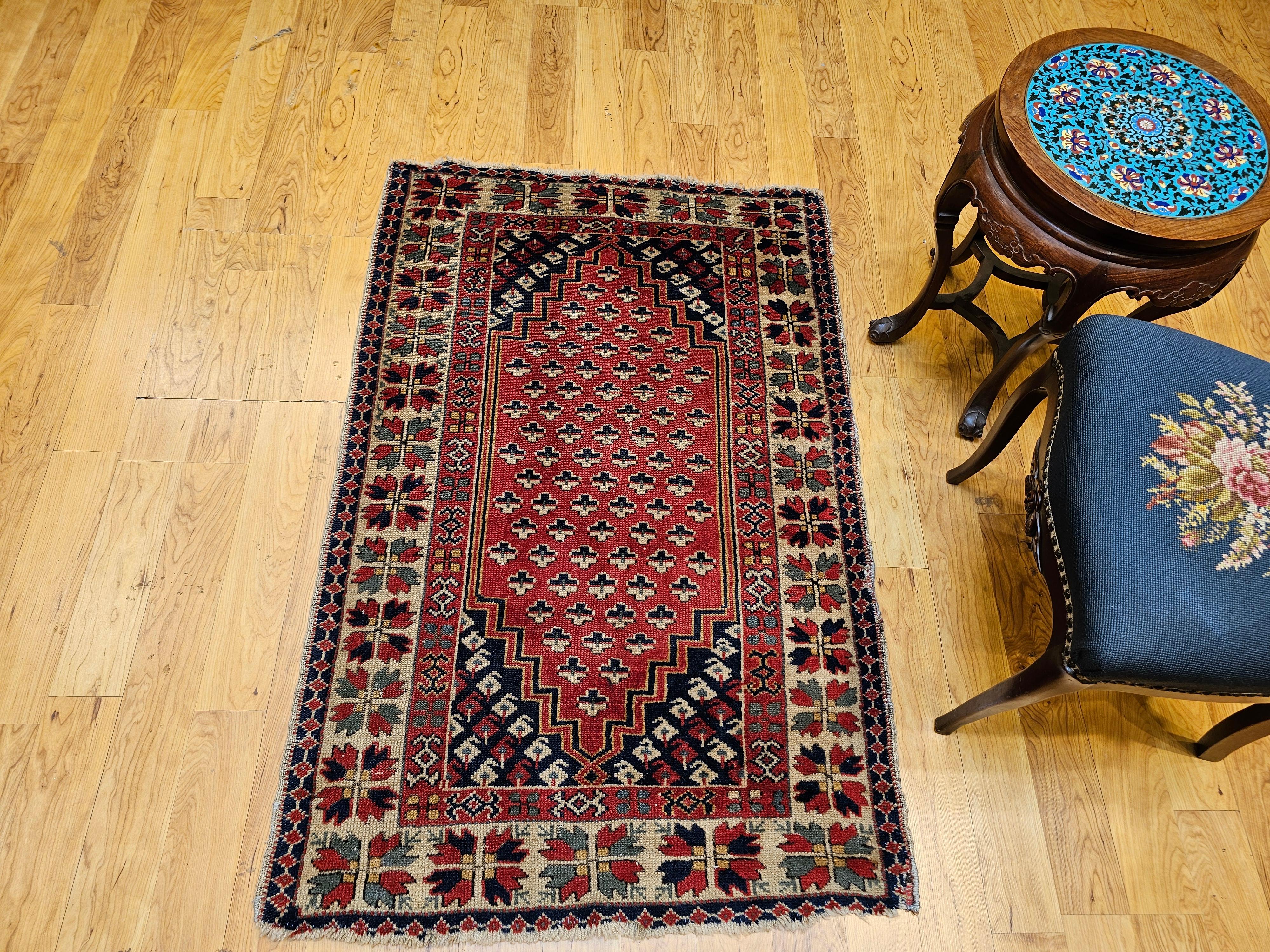 Türkischer Vintage-Dorfteppich in Rot mit geometrischem Allover-Muster in Marine, Elfenbein im Angebot 4