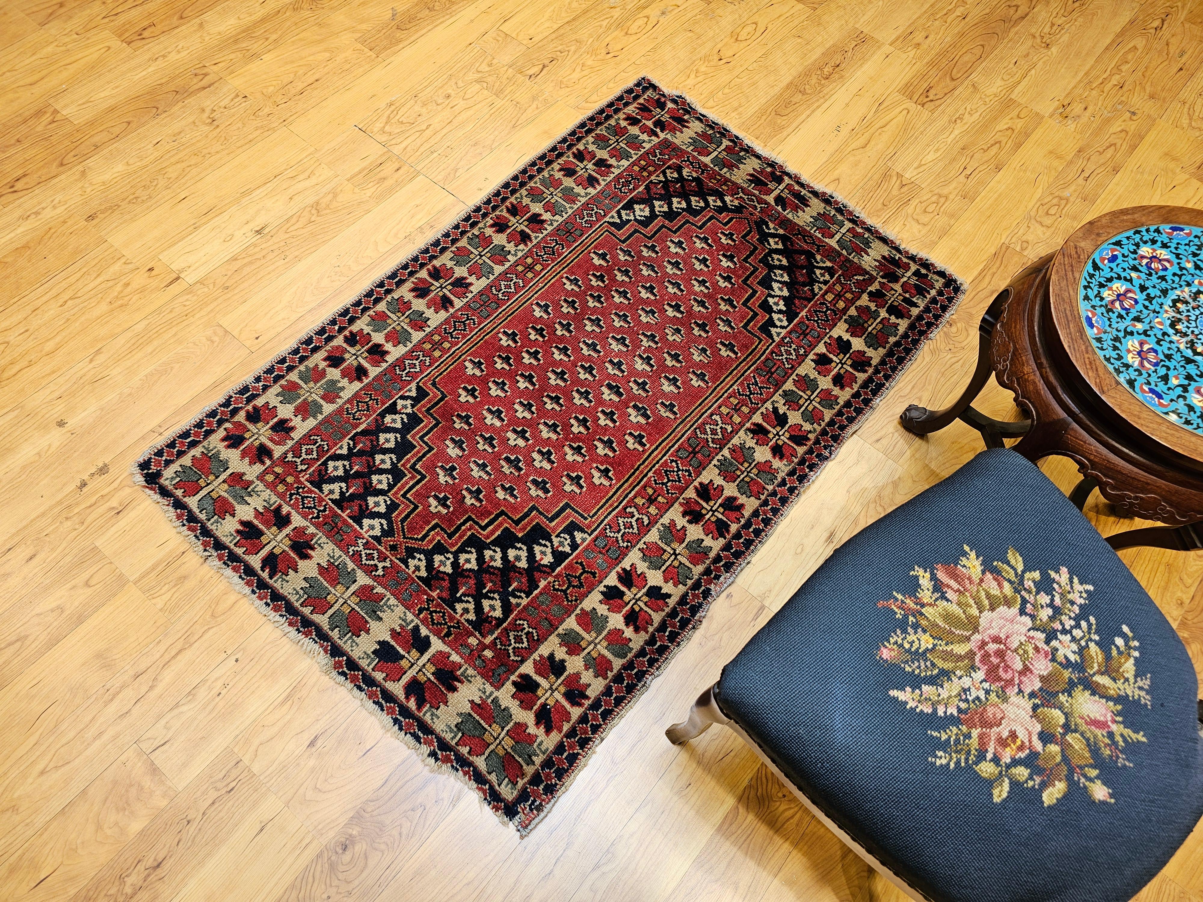 Türkischer Vintage-Dorfteppich in Rot mit geometrischem Allover-Muster in Marine, Elfenbein im Angebot 5