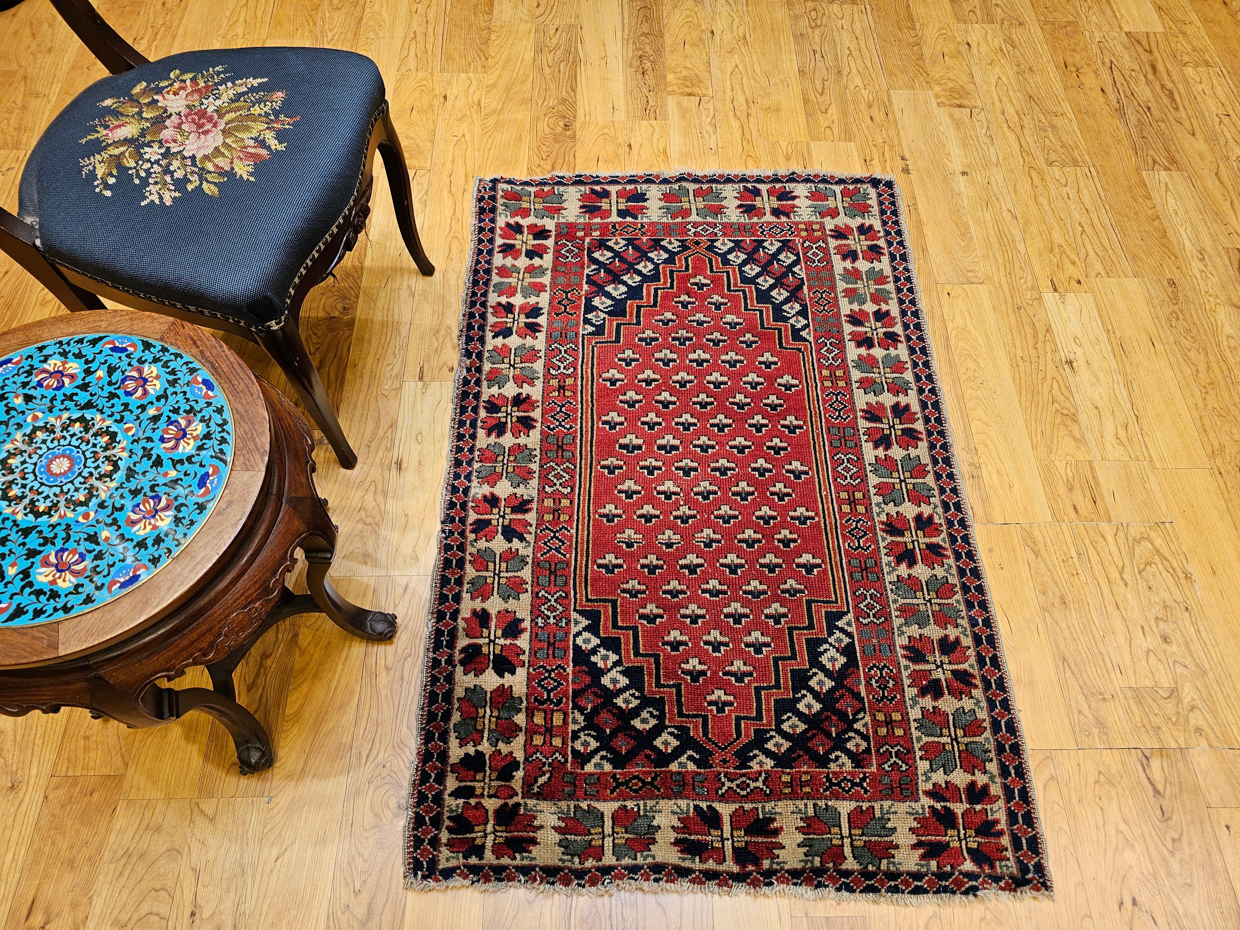 Türkischer Vintage-Dorfteppich in Rot mit geometrischem Allover-Muster in Marine, Elfenbein im Angebot 8