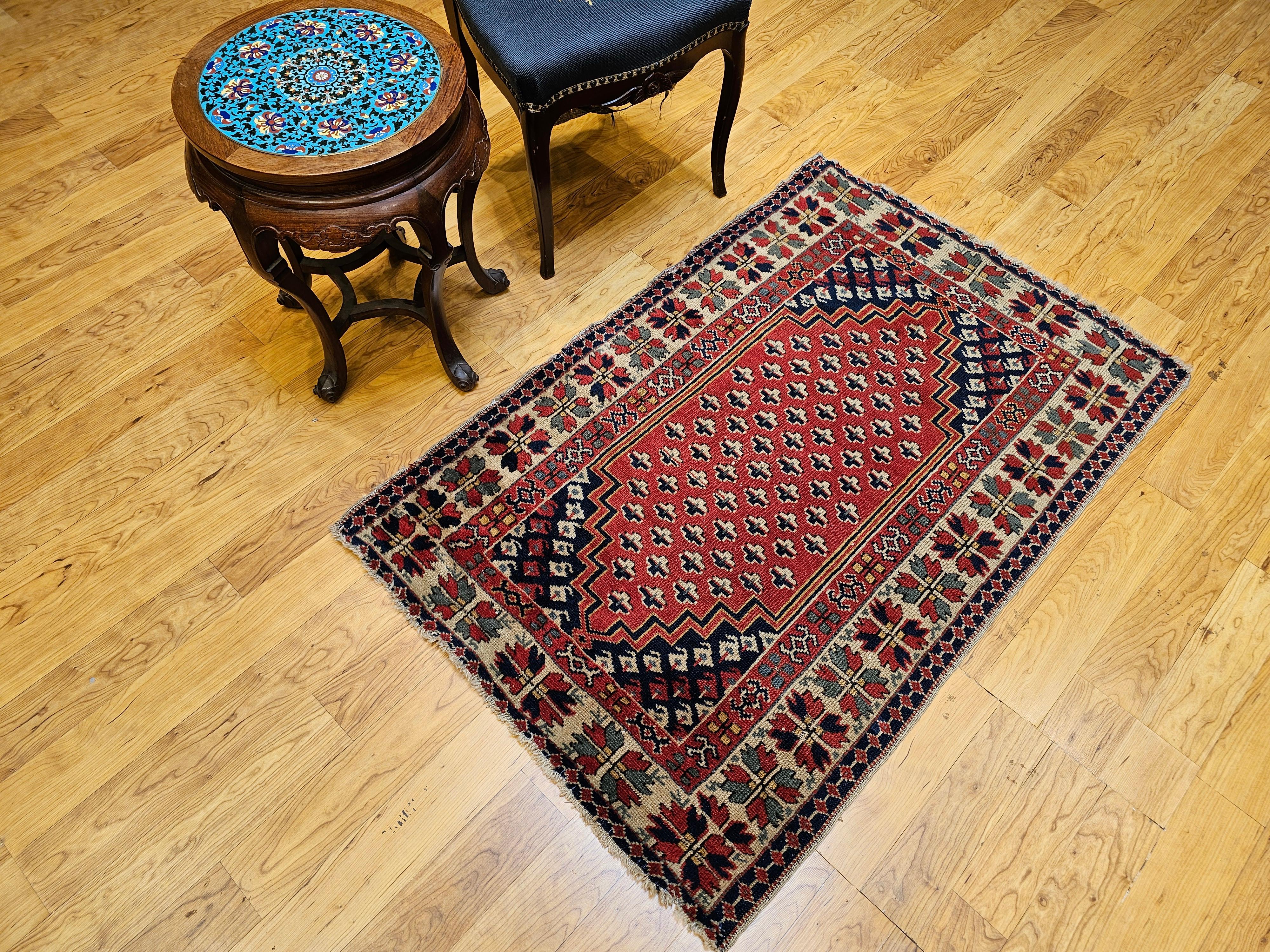 Türkischer Vintage-Dorfteppich in Rot mit geometrischem Allover-Muster in Marine, Elfenbein im Angebot 9