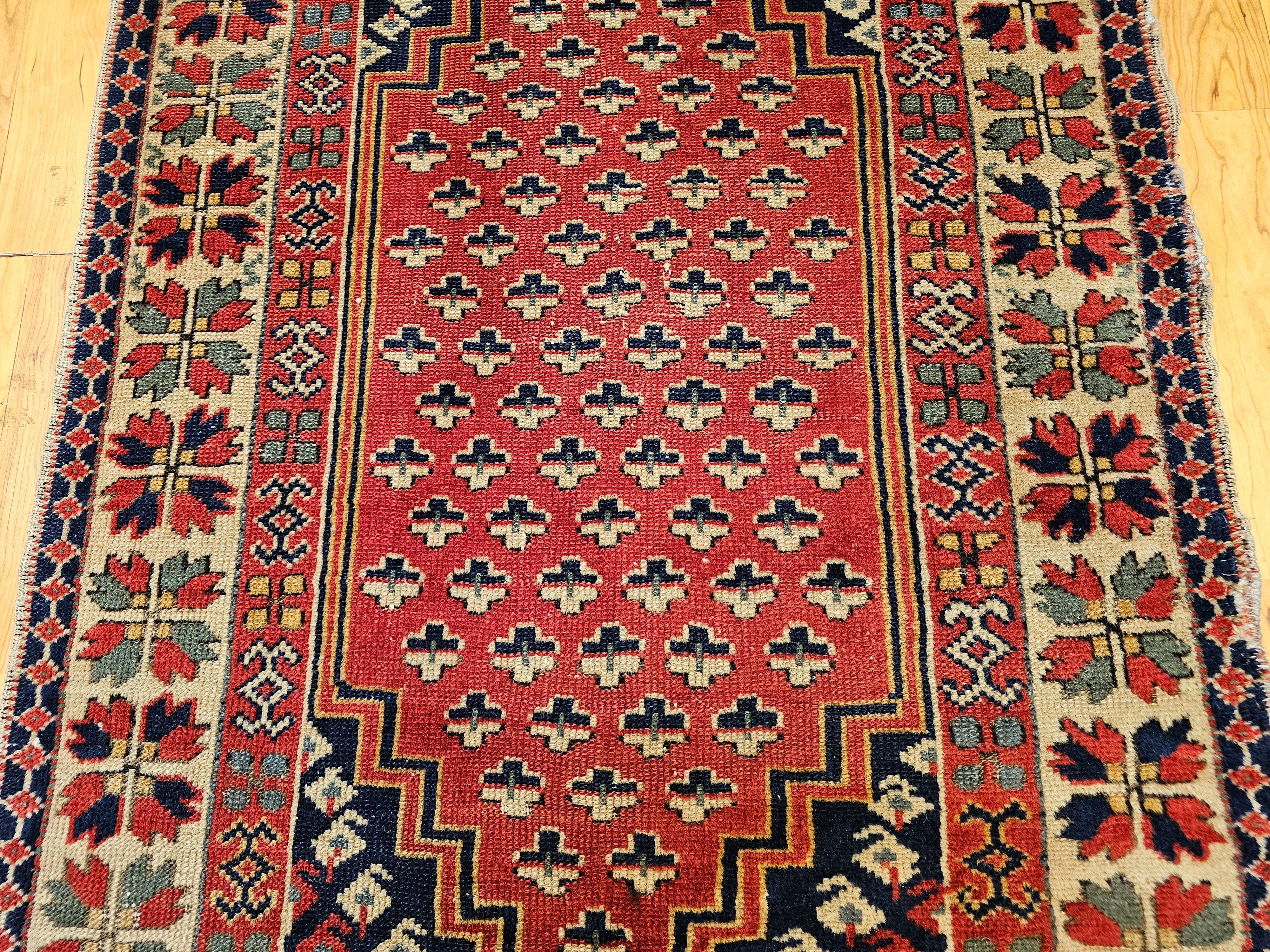 Türkischer Vintage-Dorfteppich in Rot mit geometrischem Allover-Muster in Marine, Elfenbein im Zustand „Gut“ im Angebot in Barrington, IL