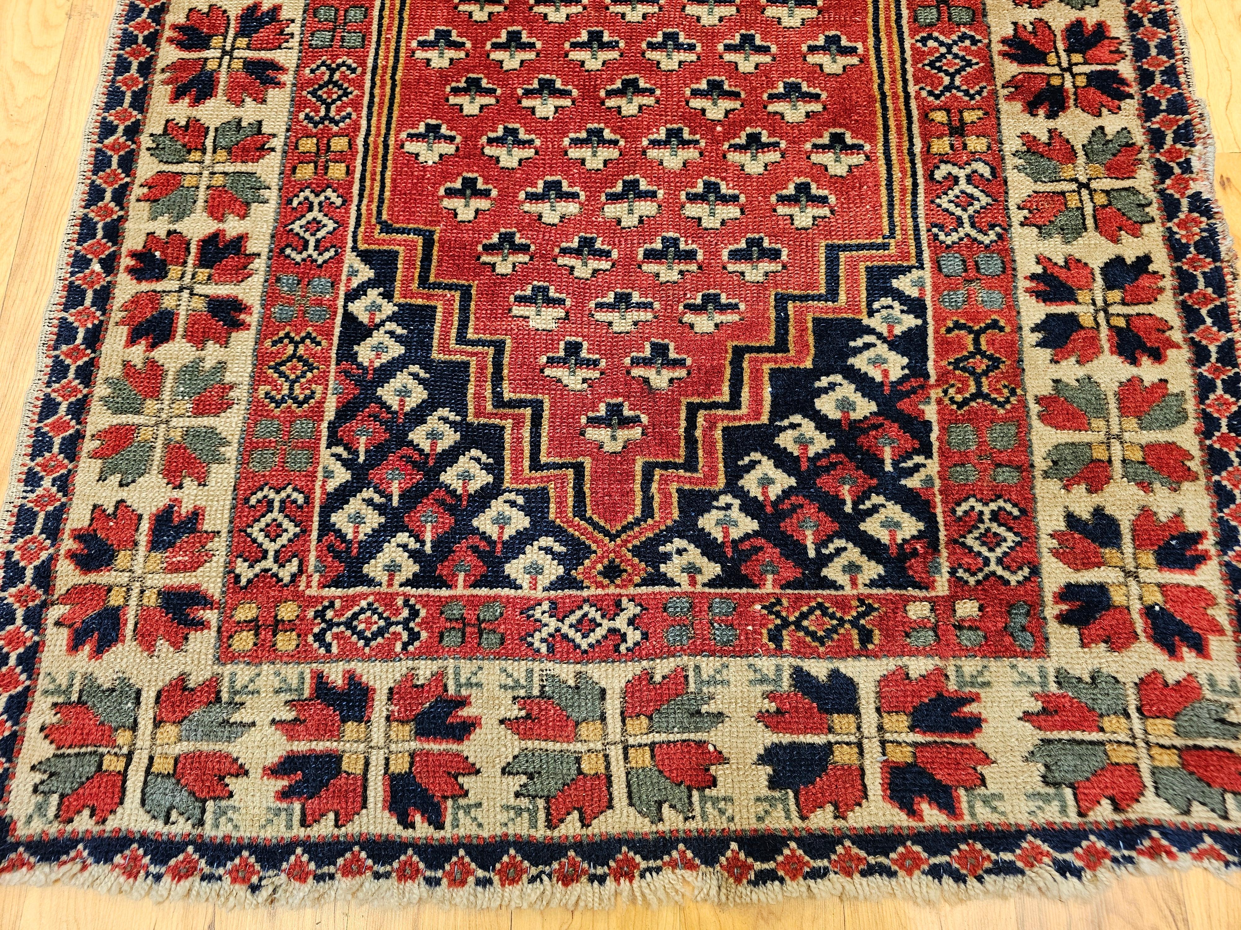 Türkischer Vintage-Dorfteppich in Rot mit geometrischem Allover-Muster in Marine, Elfenbein (20. Jahrhundert) im Angebot