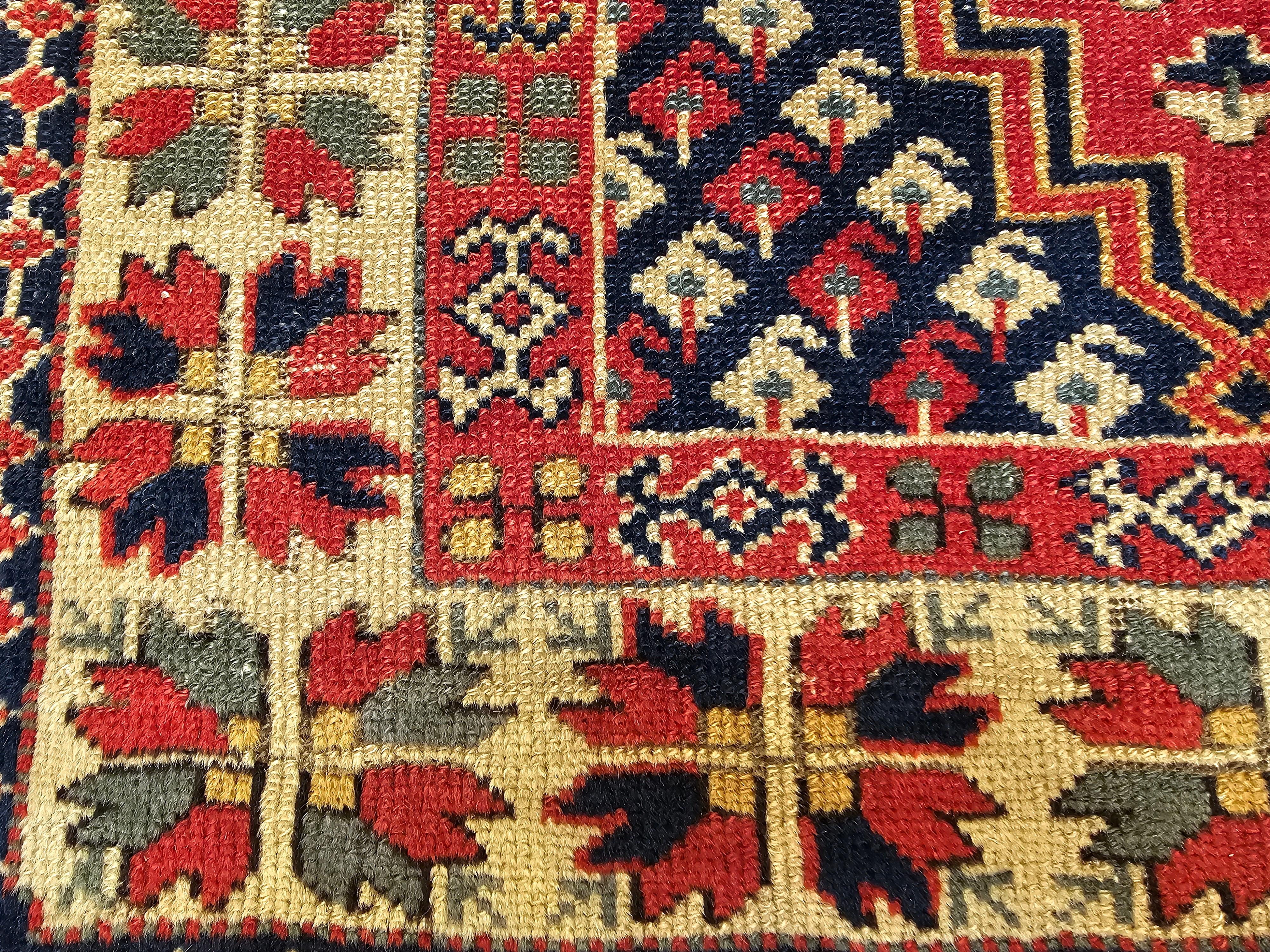 Türkischer Vintage-Dorfteppich in Rot mit geometrischem Allover-Muster in Marine, Elfenbein (Wolle) im Angebot