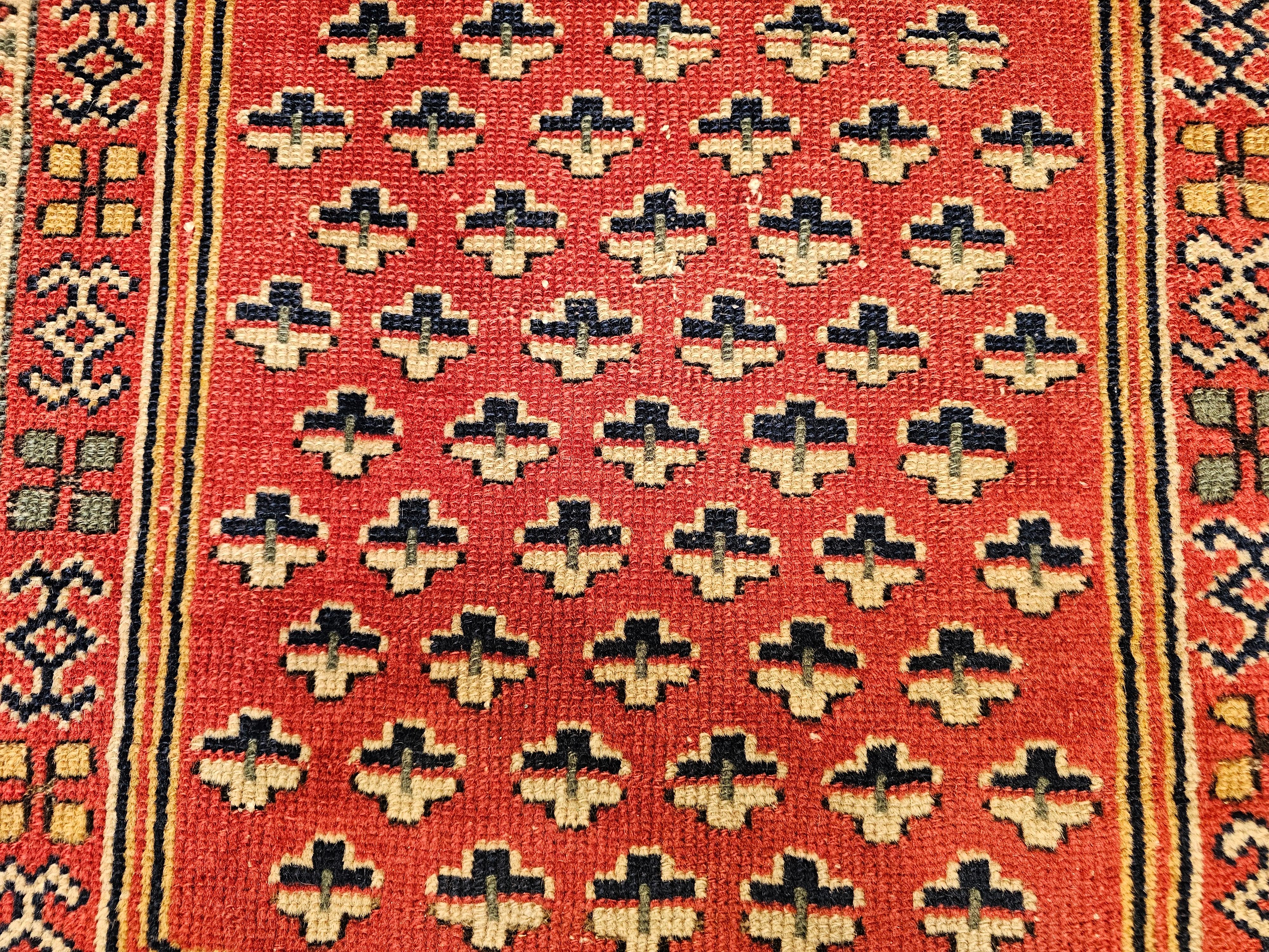 Türkischer Vintage-Dorfteppich in Rot mit geometrischem Allover-Muster in Marine, Elfenbein im Angebot 2