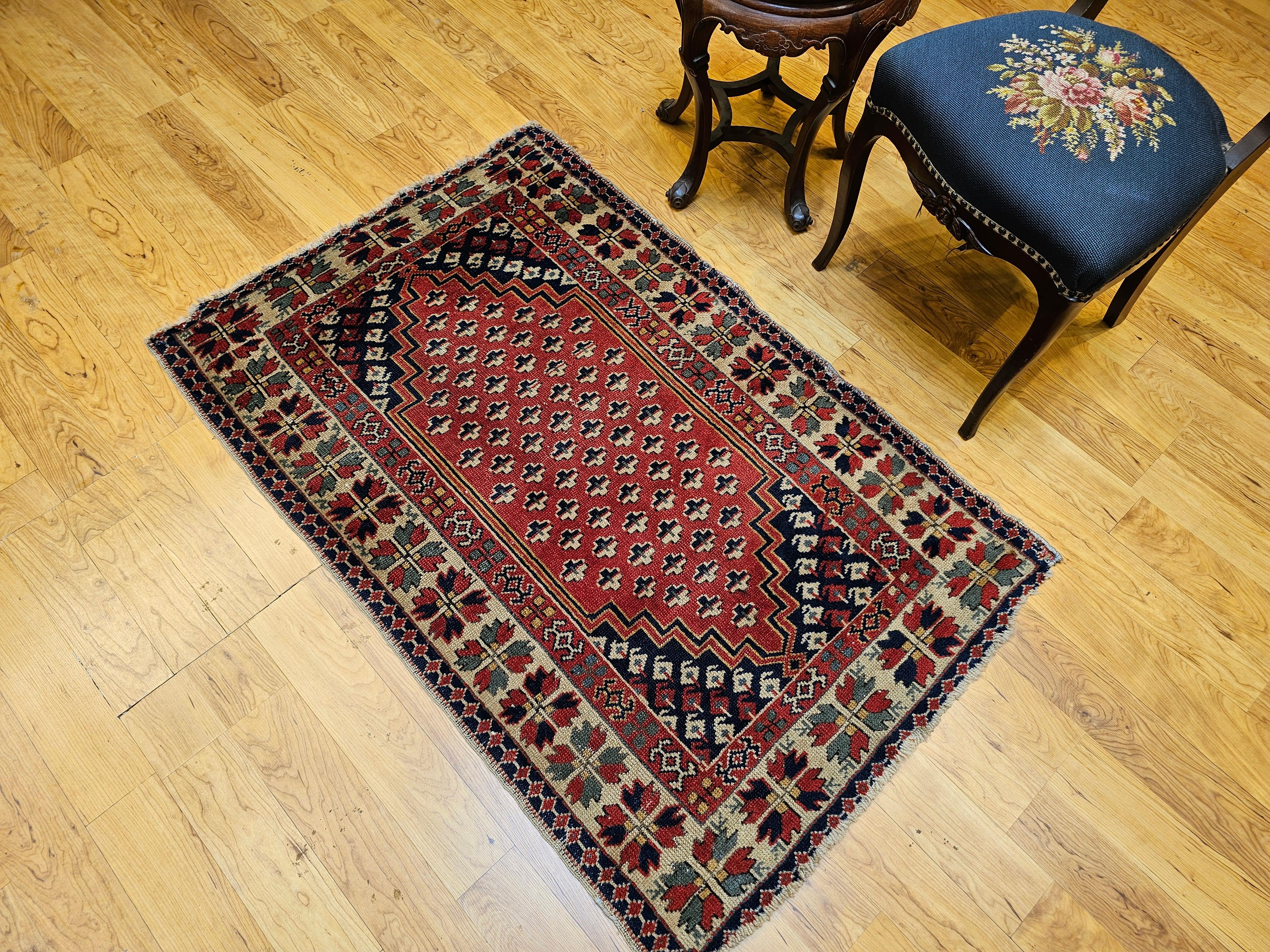 Türkischer Vintage-Dorfteppich in Rot mit geometrischem Allover-Muster in Marine, Elfenbein im Angebot 3