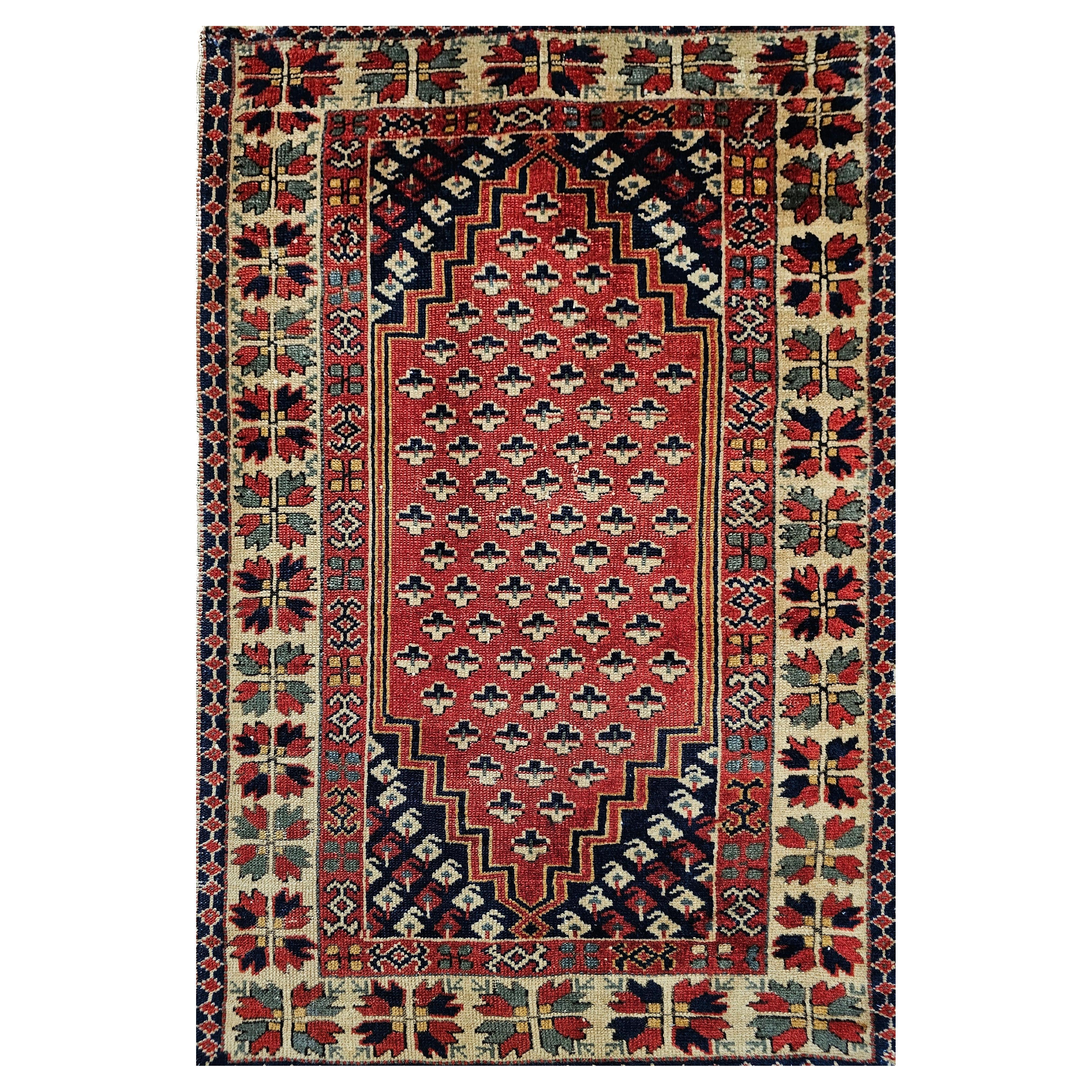 Türkischer Vintage-Dorfteppich in Rot mit geometrischem Allover-Muster in Marine, Elfenbein im Angebot