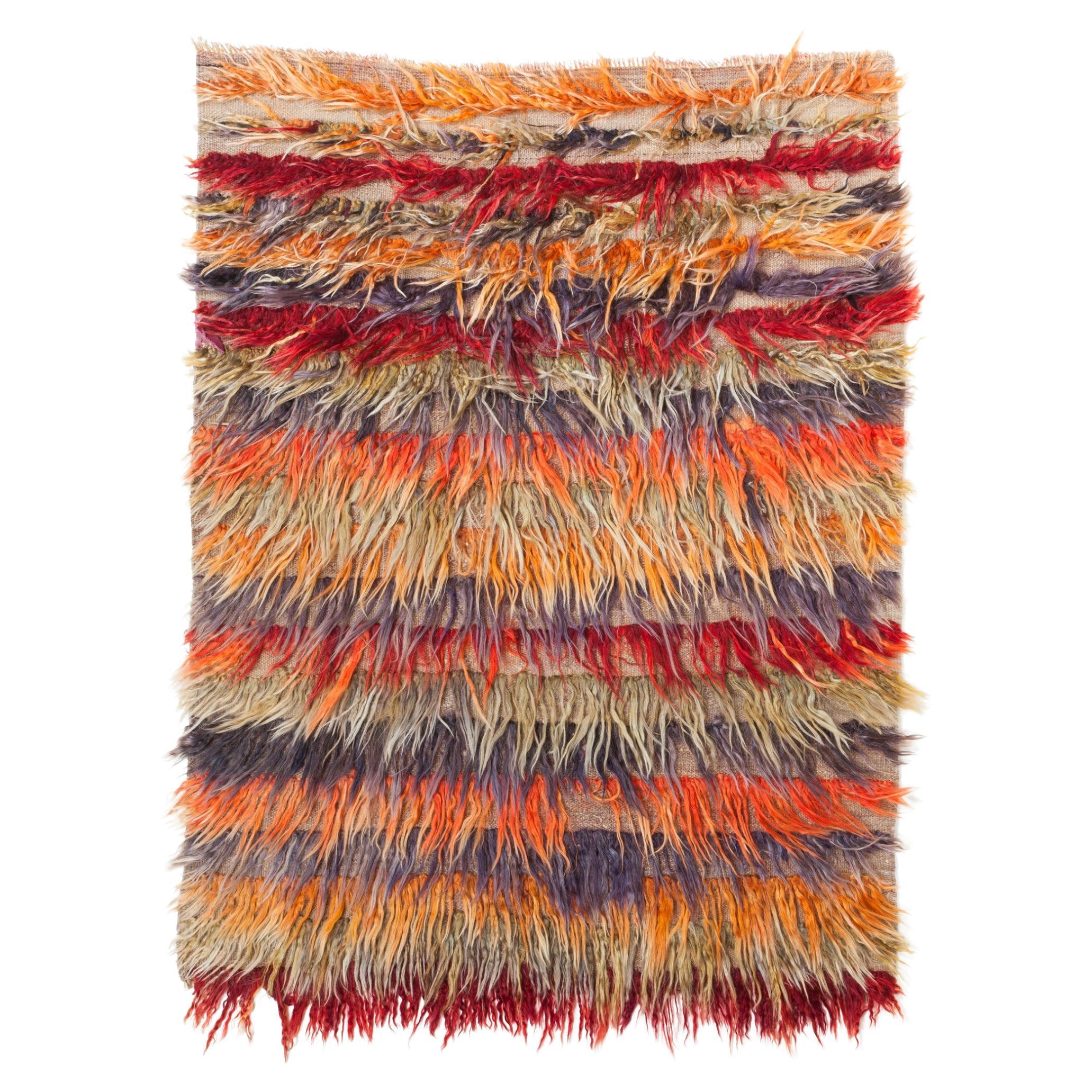 Türkischer west Anatolischer Tulu-Teppich im Vintage-Stil, zotteliger langer Kelim-Wollteppich im Angebot