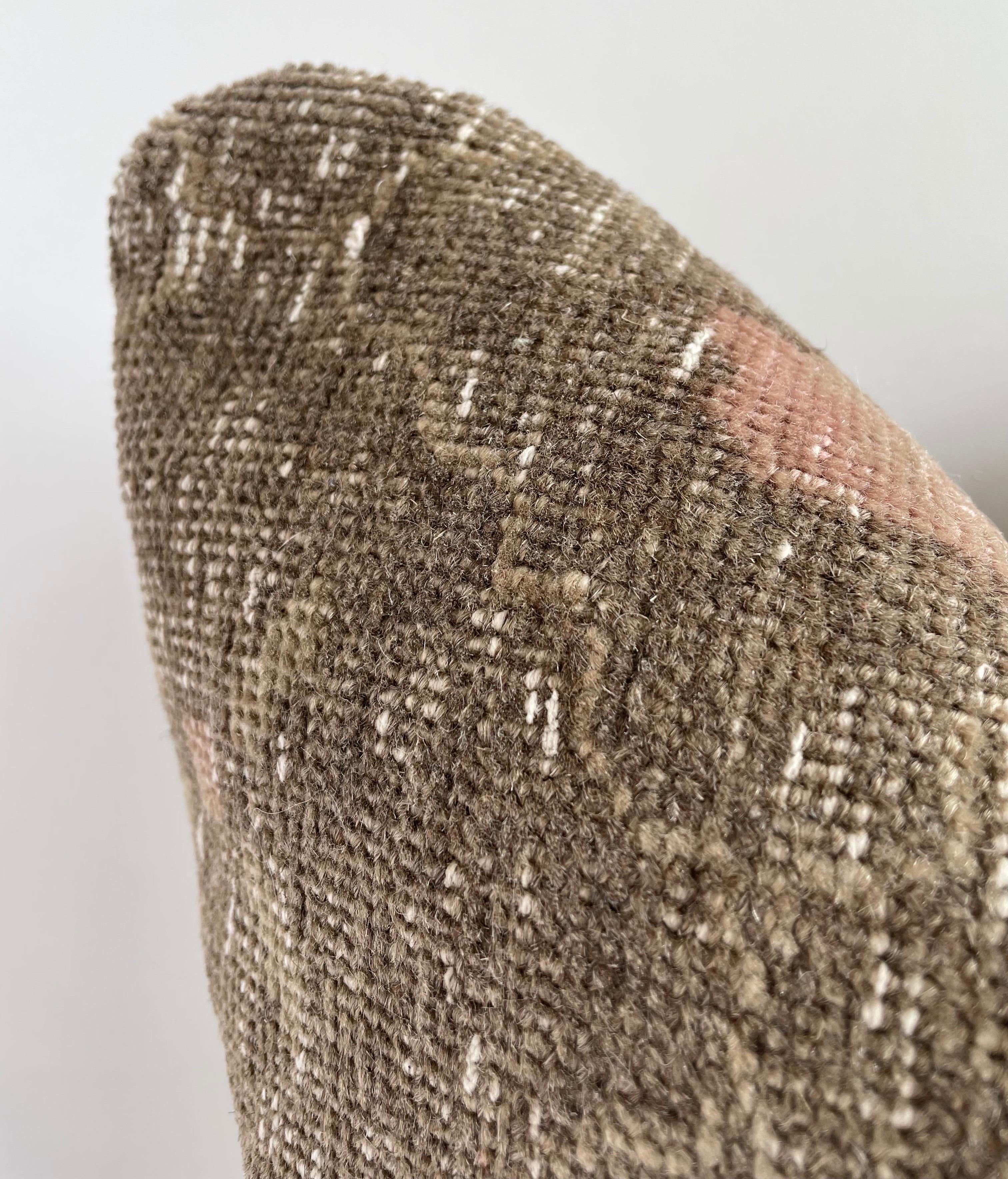 Vintage RUG PILLOW
Un oreiller unique a été réalisé à partir d'un tapis turc, dans de multiples tons de blanc, et quelques variations de blanc tissé à travers des rayures. Le visage est entièrement doublé, avec un dos coordonné en tissu de lin, et