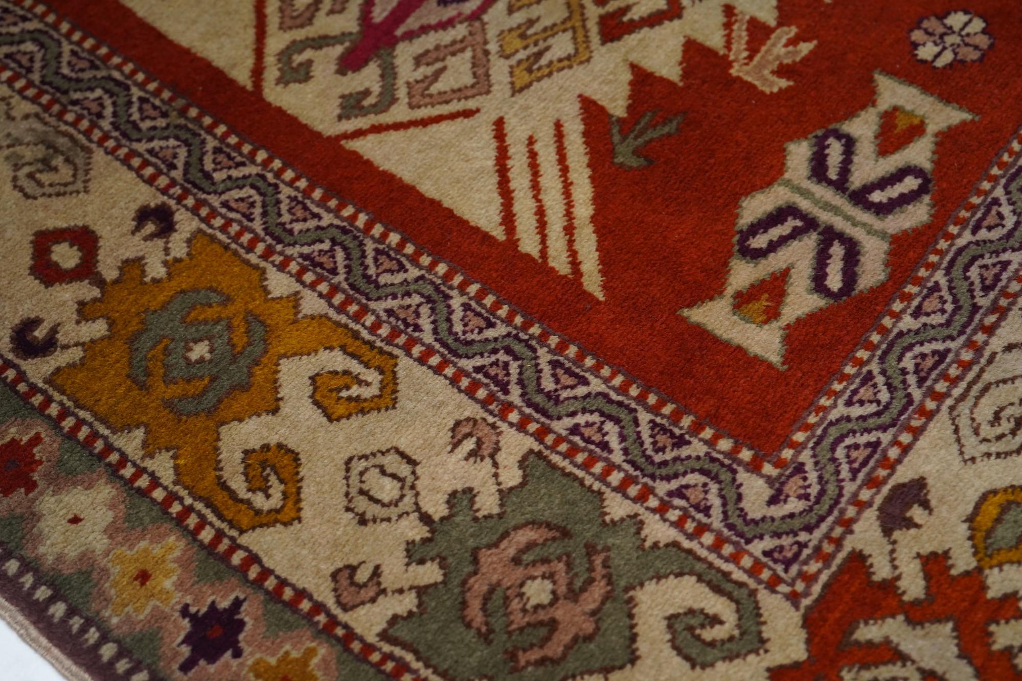 Türkischer Vintage-Wollteppich 4'10'' x 6'8'' (20. Jahrhundert) im Angebot