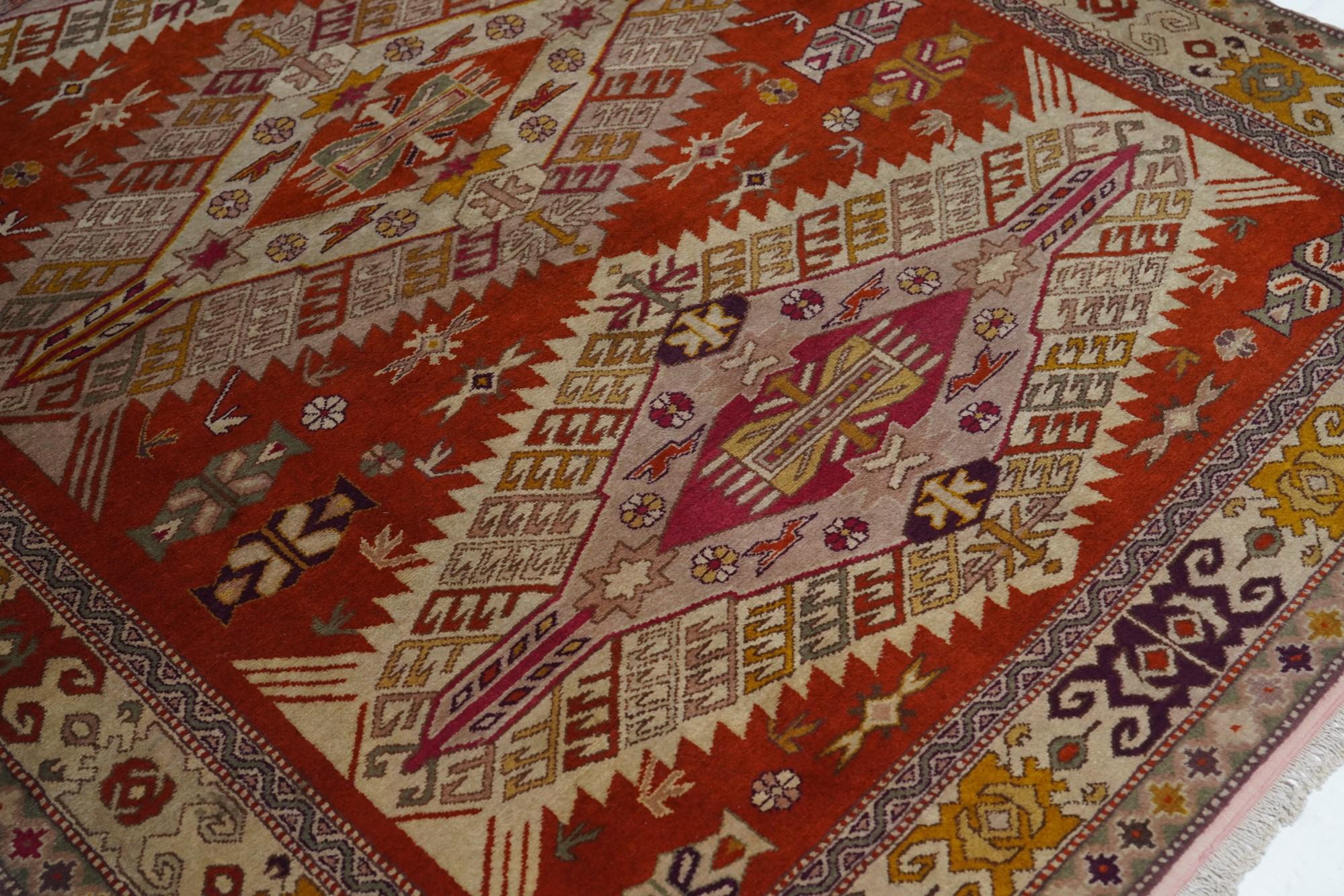 Türkischer Vintage-Wollteppich 4'10'' x 6'8'' (Wolle) im Angebot