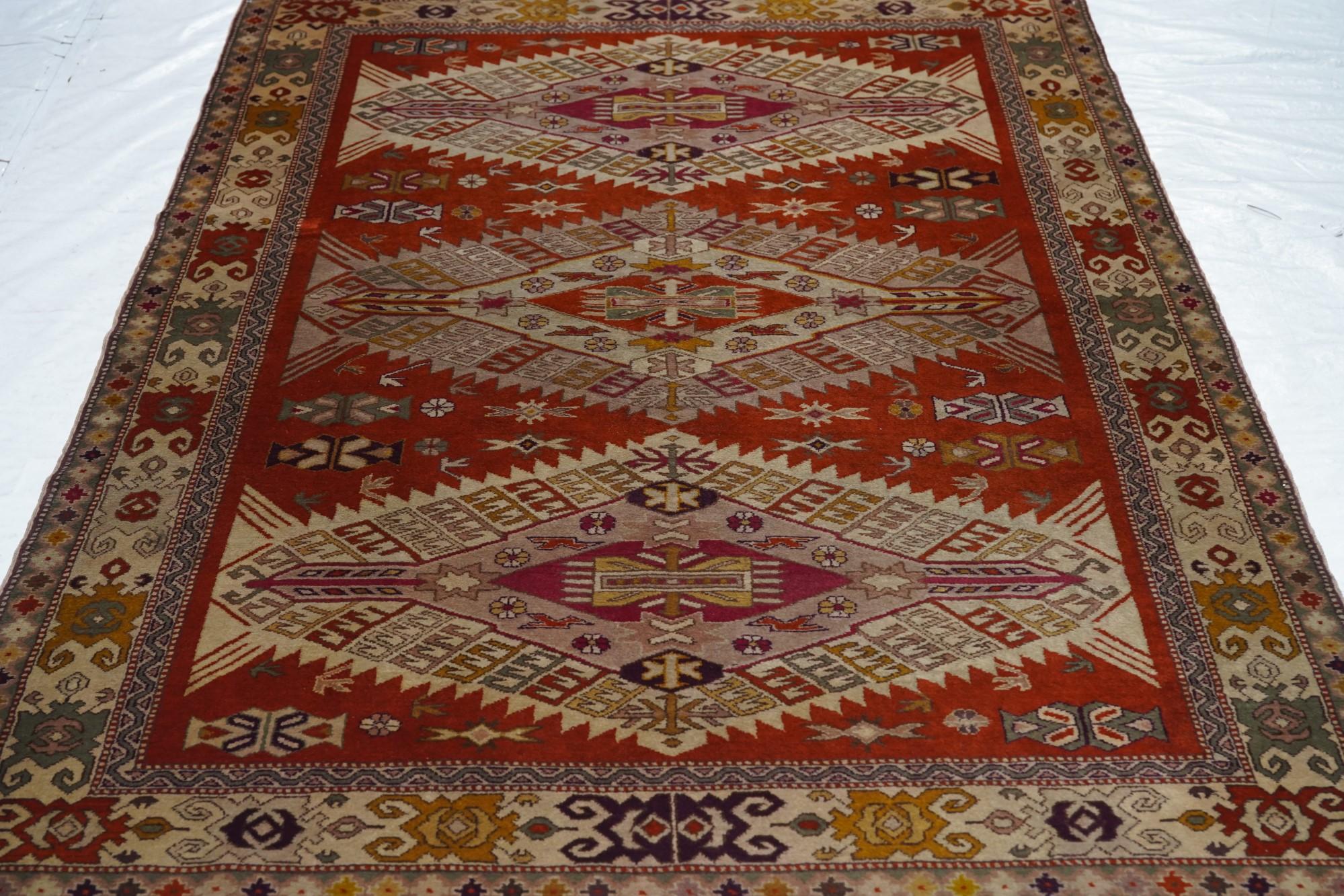 Türkischer Vintage-Wollteppich 4'10'' x 6'8'' im Angebot 2