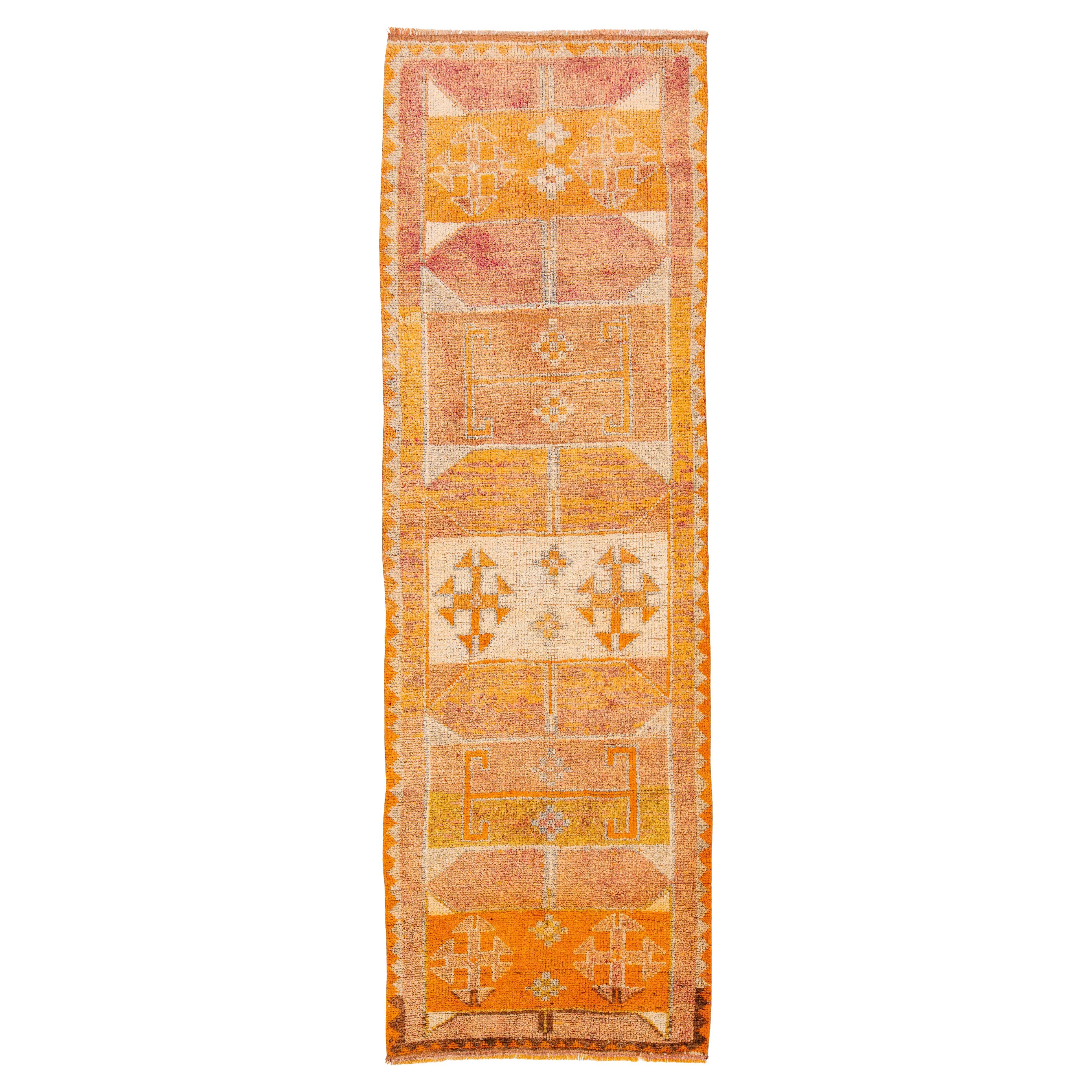 Vintage Türkische Wolle Läufer In Orange mit Tribal Diamond Motiven