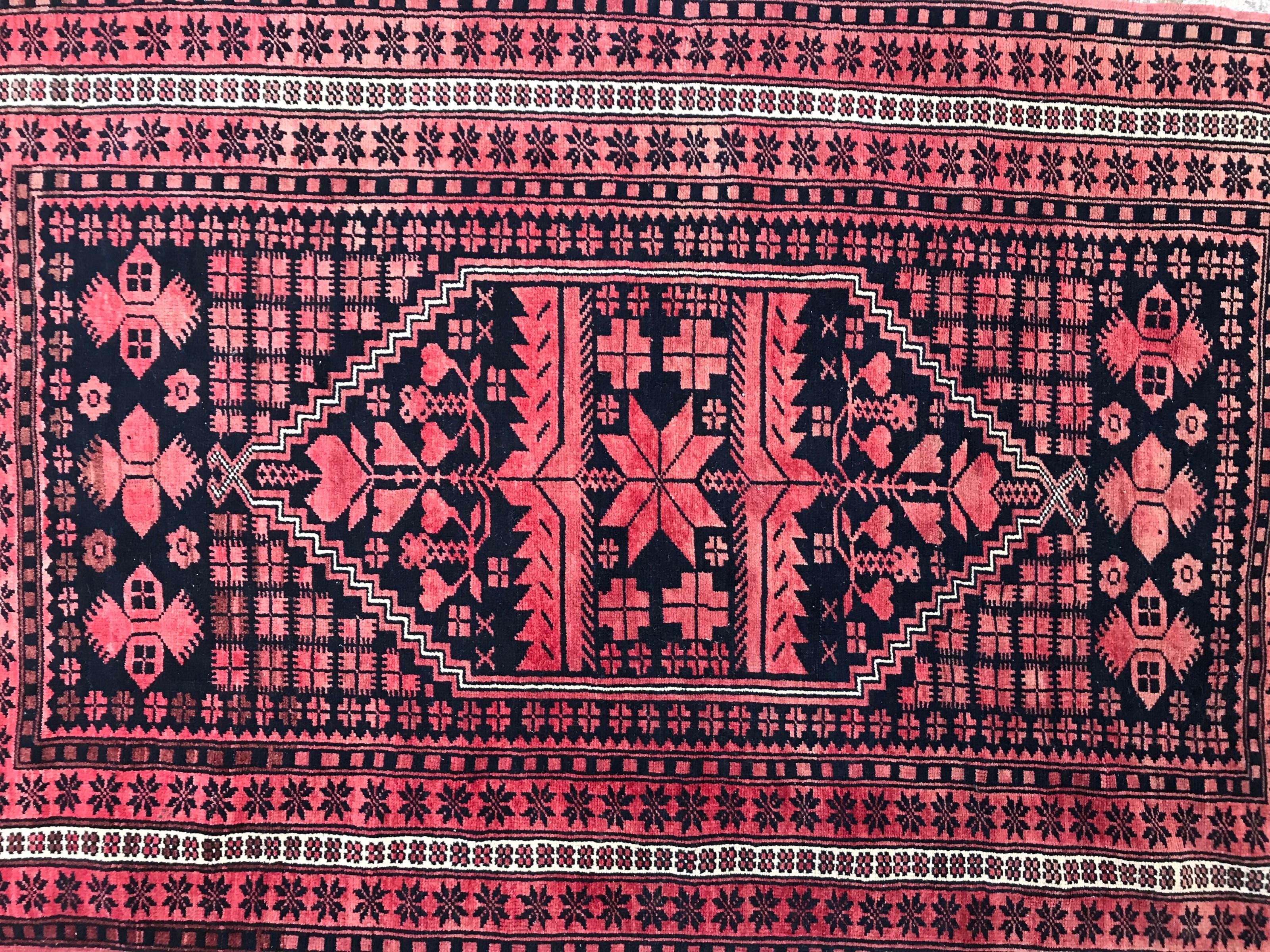 Late late 20th century Turkish rug with a geometrical design and beautiful colors with blue and red, entirely hand knotted with wool velvet on wool foundation.

✨✨✨
