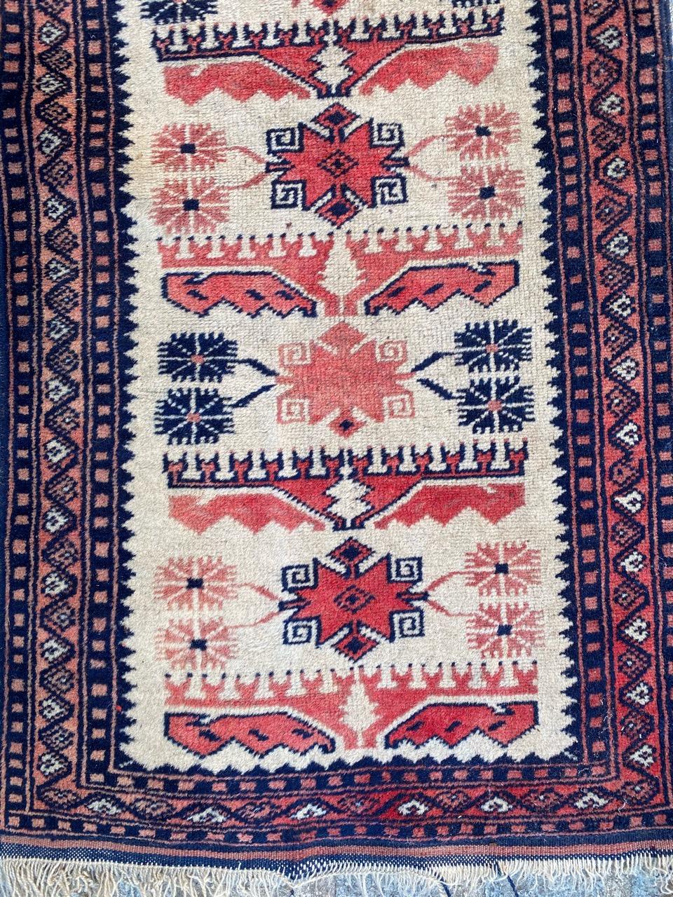 Türkischer Yagcibedir-Läufer aus dem späten 20. Jahrhundert mit schönem Design und schönen Farben, komplett handgeknüpft mit Wollsamt auf Wollgrund.