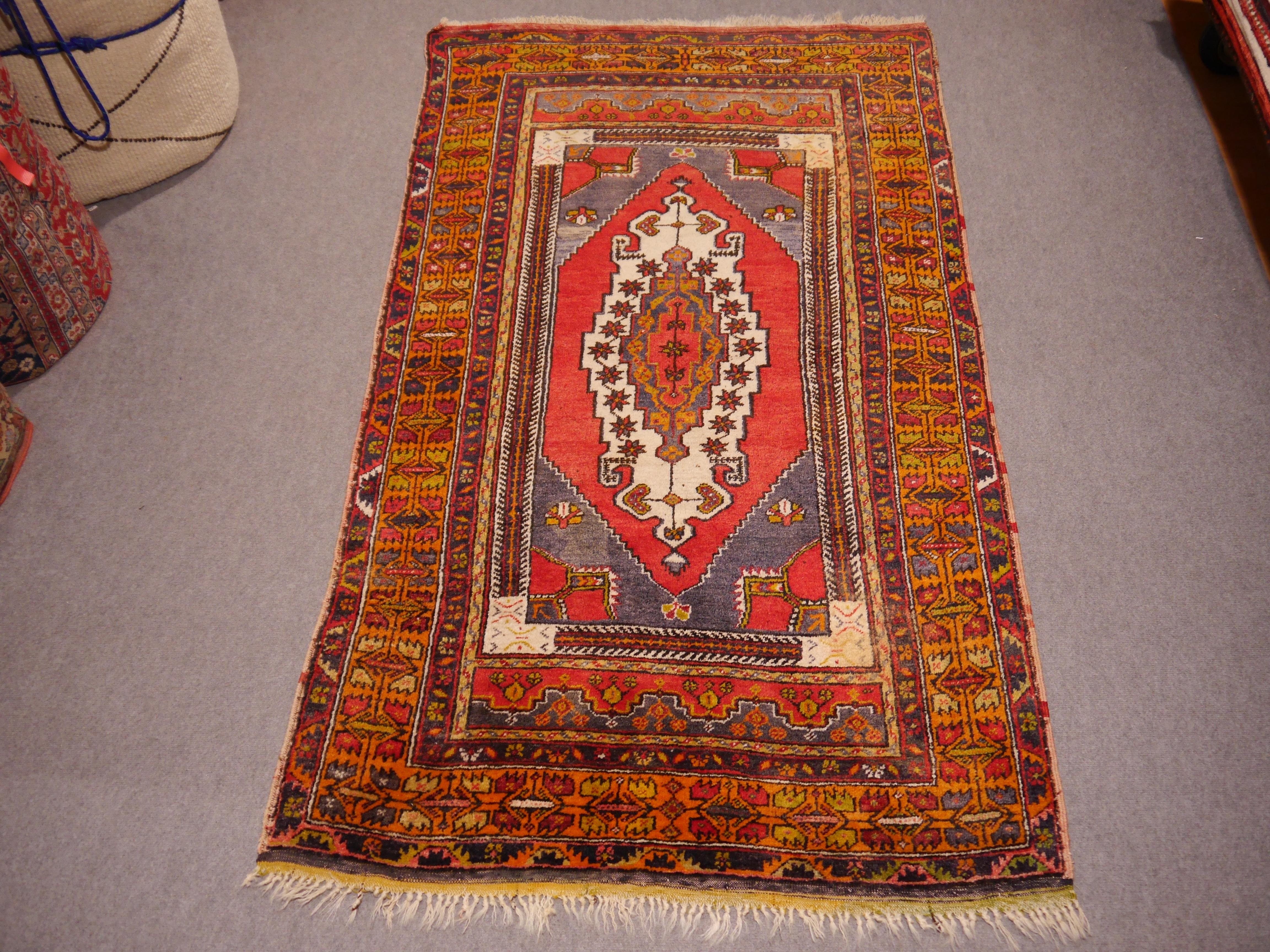 Tapis Vintage Yahyali Laine rouge, bleue et ivoire, noué à la main Tapis semi antique en vente 4