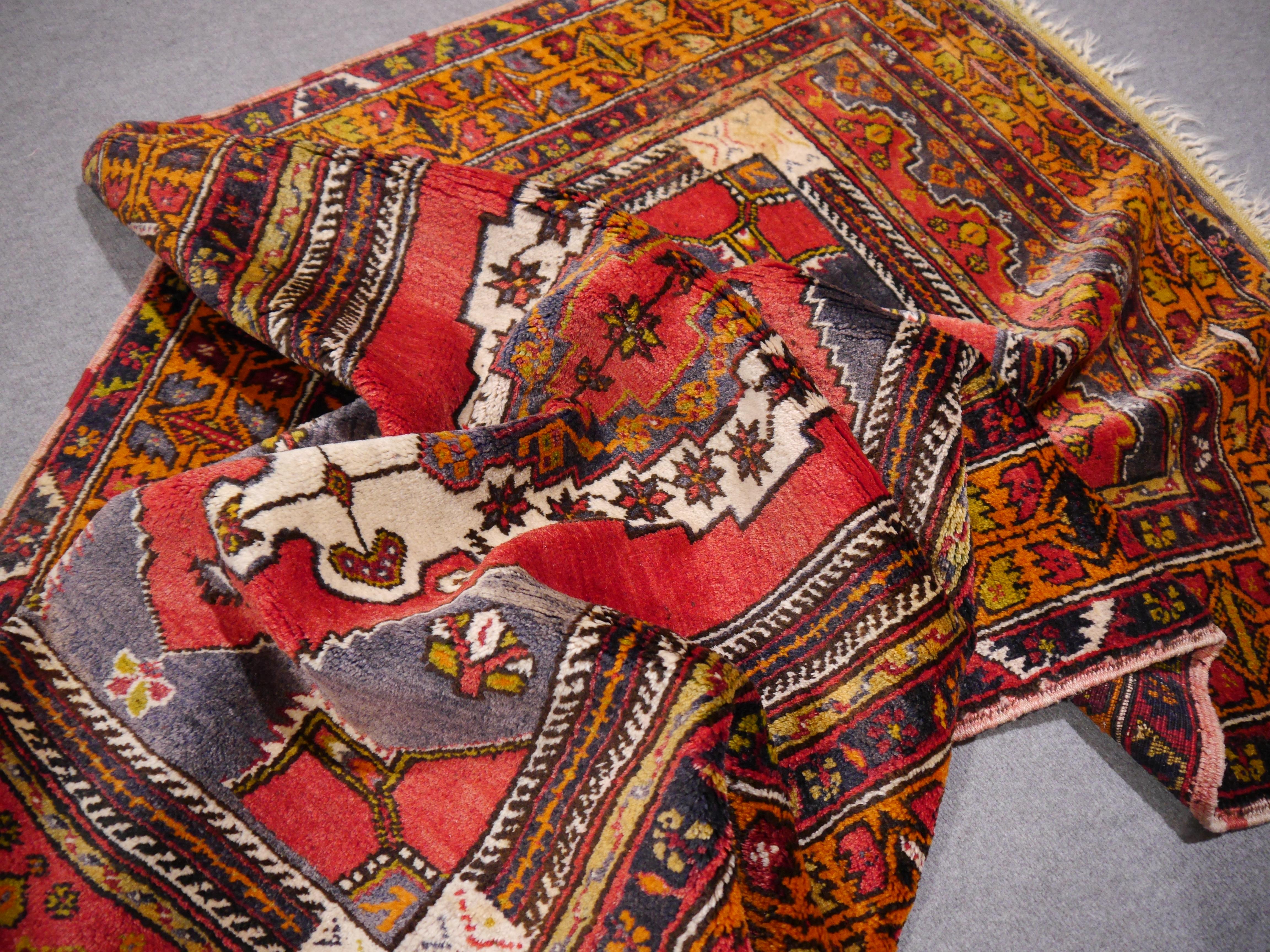 Tapis Vintage Yahyali Laine rouge, bleue et ivoire, noué à la main Tapis semi antique en vente 2