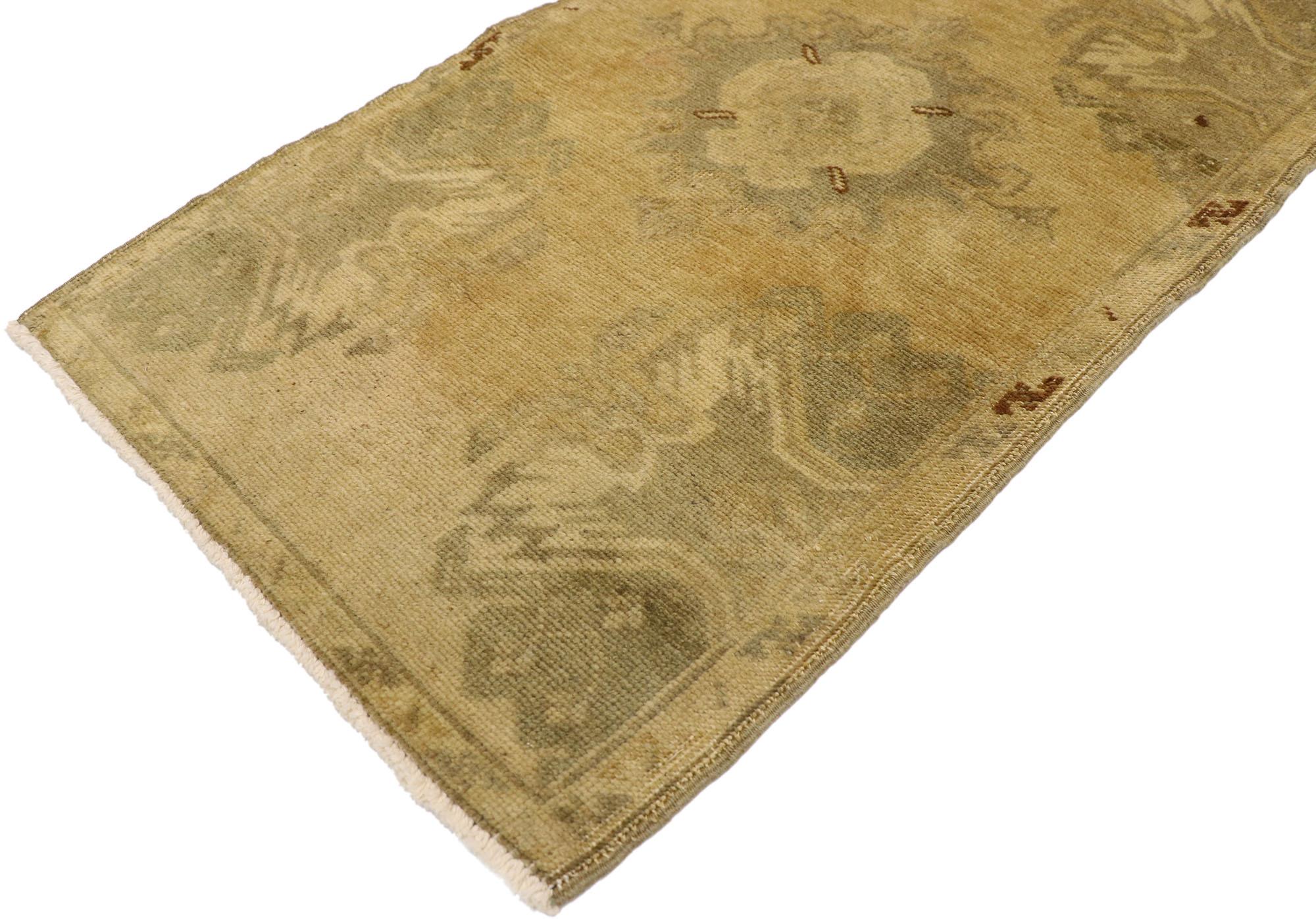 50612 Alfombra turca vintage Yastik, 01'07 x 02'11. Sumérgete en un mundo de elegancia clásica y delicadeza con esta pequeña alfombra Yastik turca vintage de lana anudada a mano. Cada centímetro está delicadamente tejido a mano con susurros del