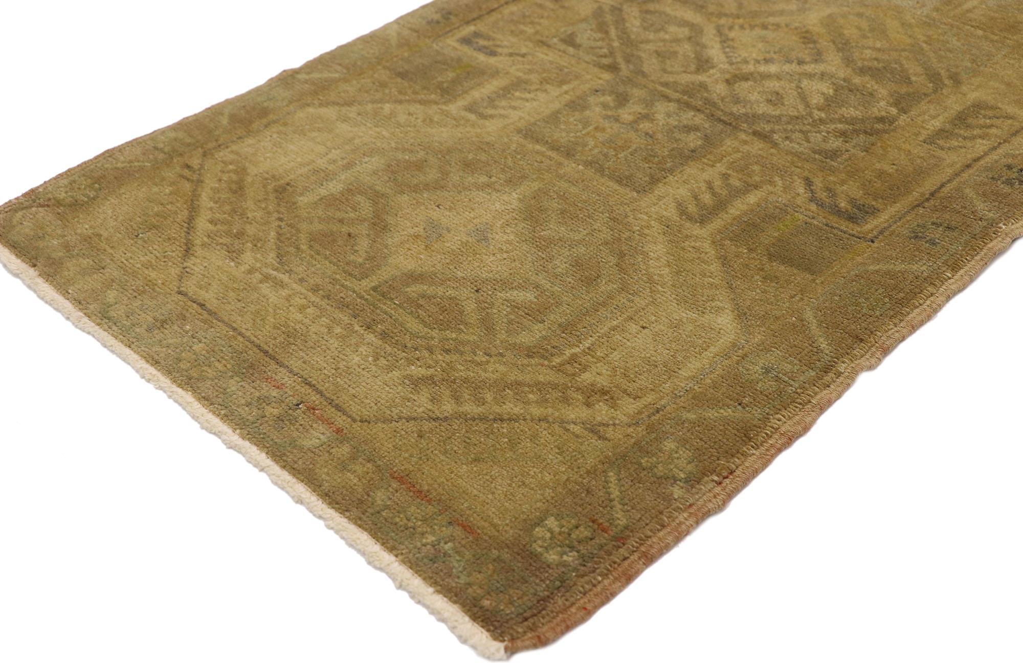 50625 Tapis turc vintage Yastik, 01'06 x 03'04. Entrez dans un royaume d'élégance raffinée et de charme discret avec ce petit tapis Yastik turc vintage en laine nouée à la main. Chaque centimètre est tissé à la main de manière complexe, faisant écho