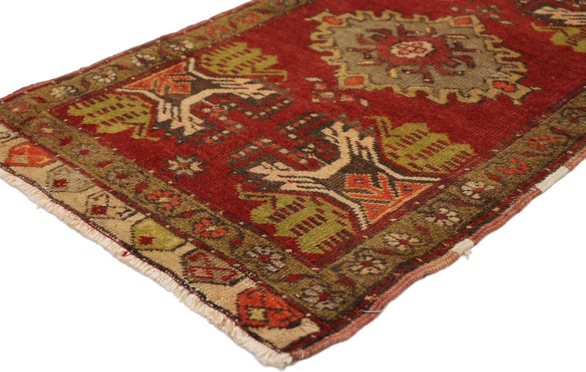 50790 Alfombra turca vintage Yastik, 01'07 x 02'10. Las alfombras turcas vintage Yastik son la creme de la creme de las alfombras pequeñas de Anatolia. Utilizadas originalmente como fundas de almohada, estas bellezas tienen una historia tan rica