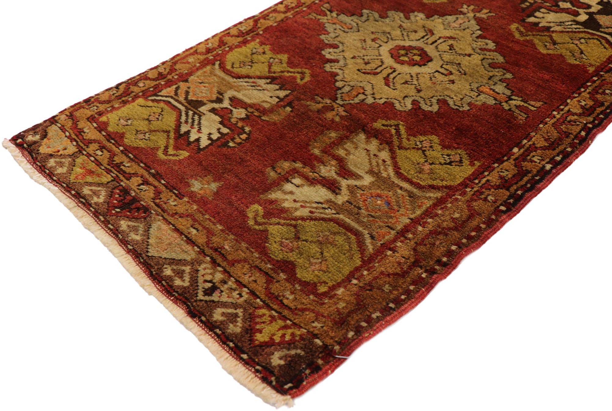 50792 Vintage Turkish Oushak Rug, 01'06 x 02'10. Türkische Vintage-Yastik-Teppiche sind die Creme de la Creme der kleinen anatolischen Teppiche. Ursprünglich als Kissenbezüge verwendet, haben diese Schönheiten eine ebenso reiche Geschichte wie ihre