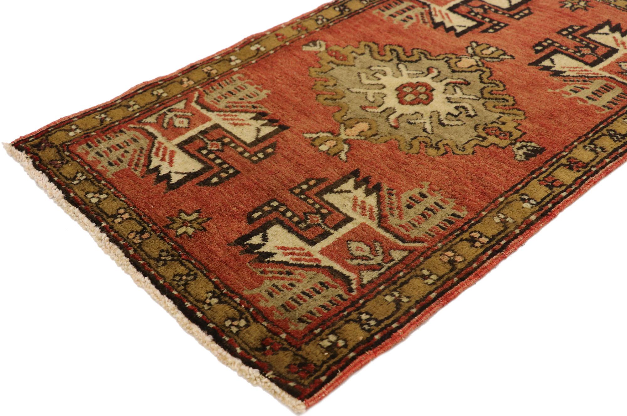 50939 Türkischer Yastik-Teppich Vintage, 01'07 x 02'08. Türkische Vintage-Yastik-Teppiche sind die Creme de la Creme der kleinen anatolischen Teppiche. Ursprünglich als Kissenbezüge verwendet, haben diese Schönheiten eine ebenso reiche Geschichte