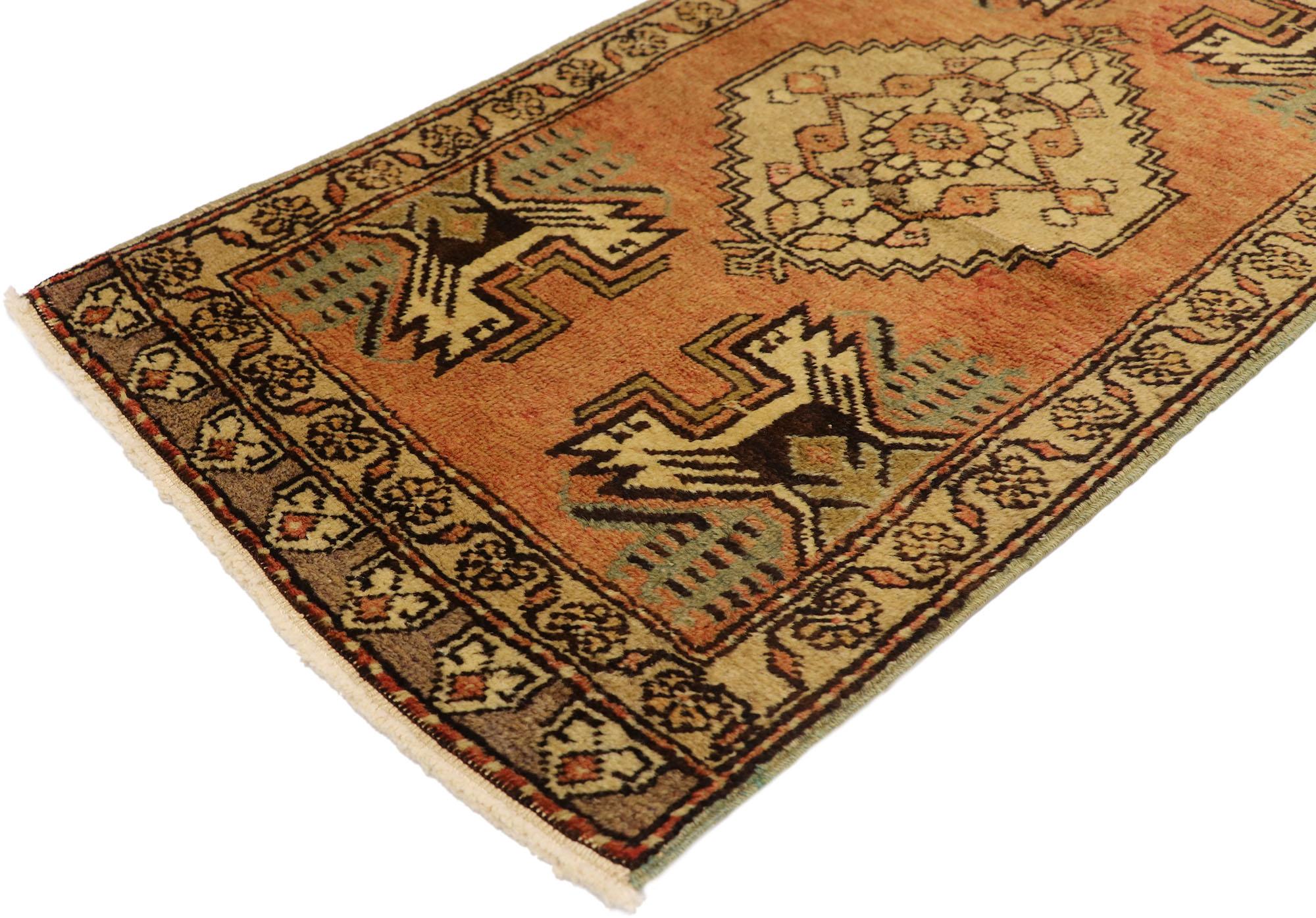 50940 Türkischer Yastik-Teppich Vintage, 01'07 x 03'00. Betreten Sie ein Reich voller Charme mit diesem handgeknüpften türkischen Yastik-Teppich aus Wolle im Vintage-Stil. Dieses exquisite Stück ist ein Beispiel für die Kunst der türkischen Weberei