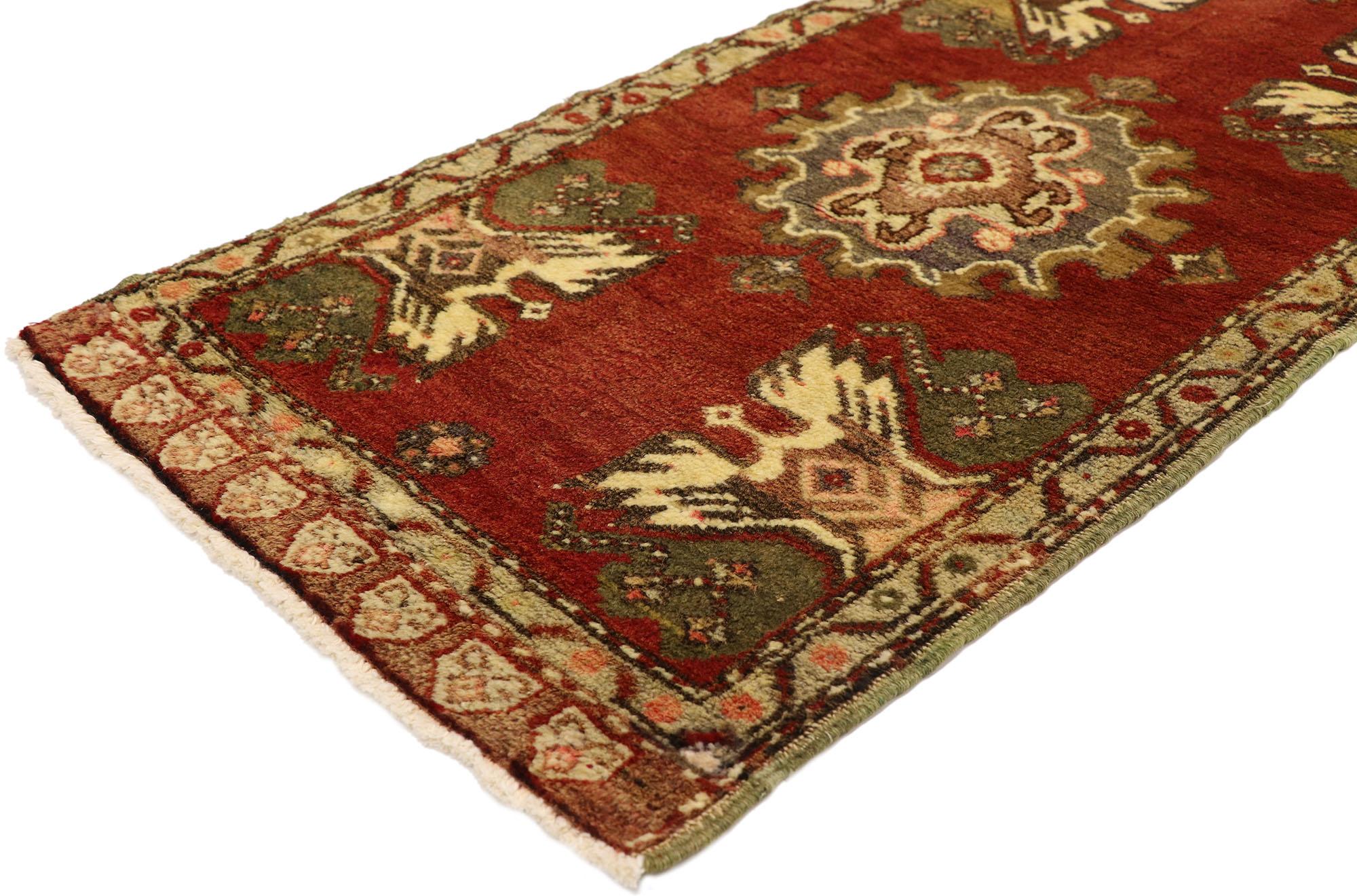 50943 Tappeto Vintage Yastik turco, 01'10 x 03'05. Scopri l'eleganza senza tempo di questo tappeto Yastik vintage in lana annodato a mano, un vero capolavoro dell'arte della tessitura turca. Il ricco campo rosso funge da tela per un intricato
