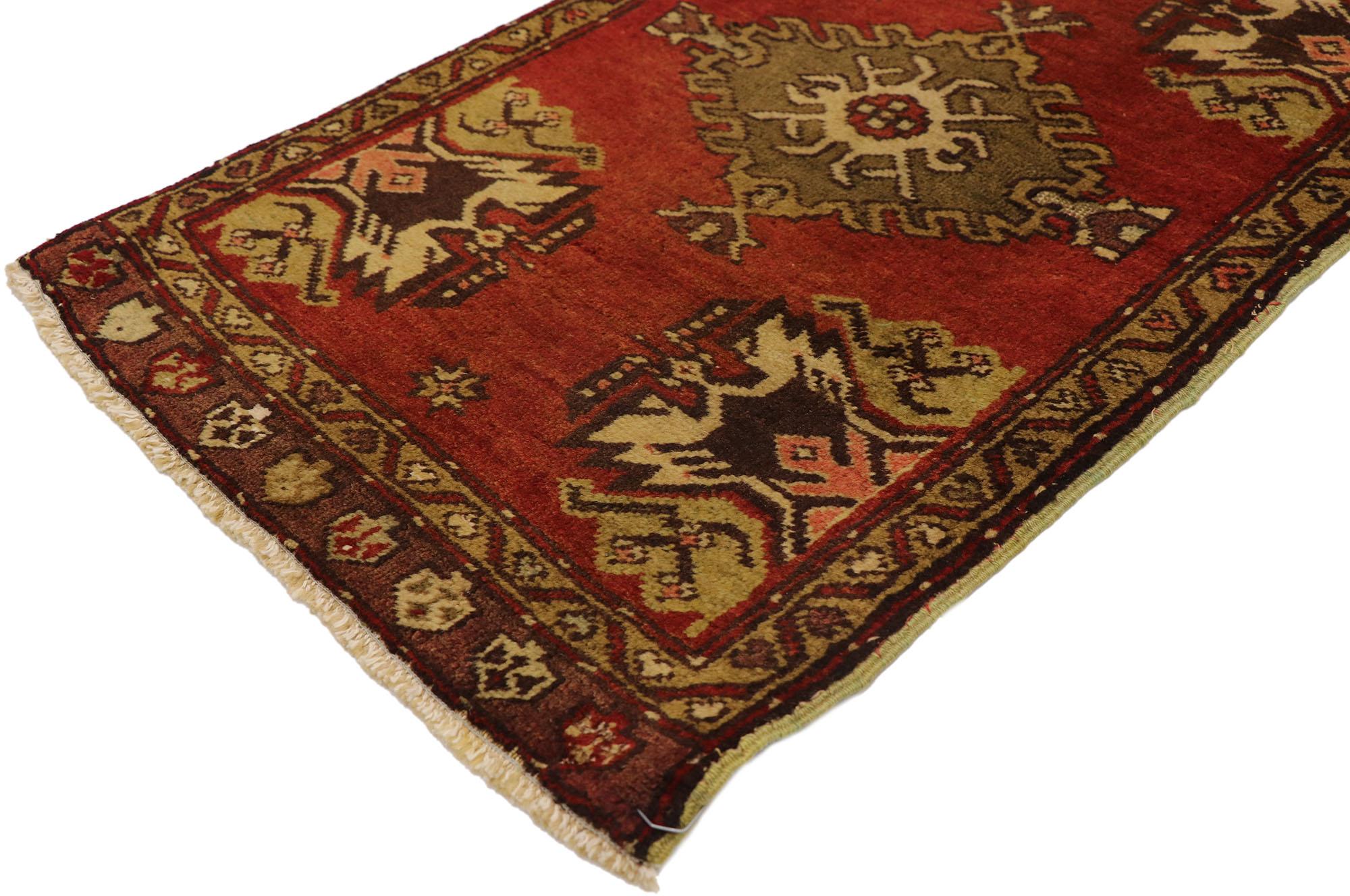50956 Tapis vintage turc Yastik, 01'08 x 02'11. Entrez dans un monde d'élégance intemporelle avec ce tapis vintage turc Yastik en laine nouée à la main. Cette pièce exquise témoigne du riche héritage et du savoir-faire des tisserands turcs. Le champ