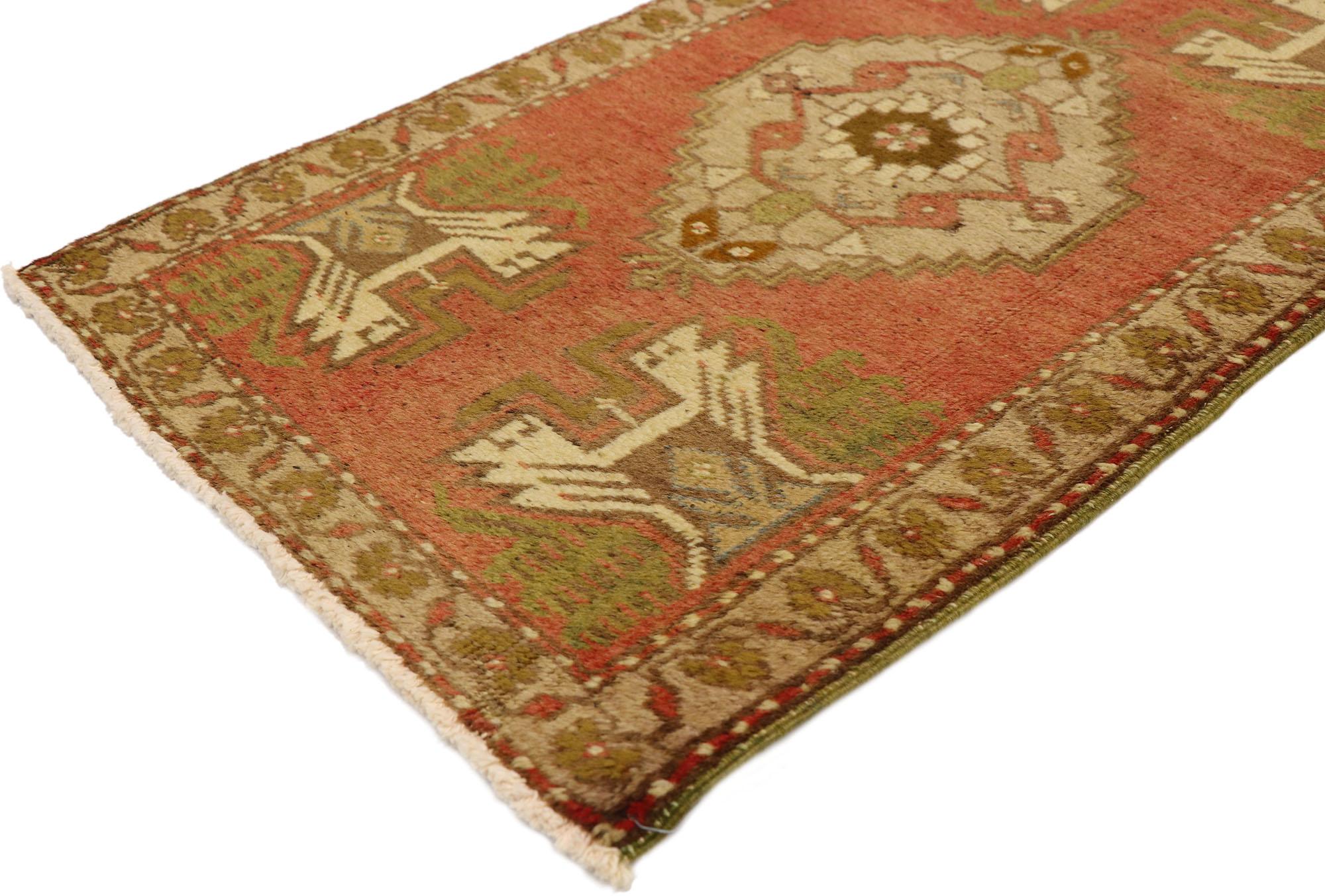 50958 Türkischer Yastik-Teppich Vintage, 01'08 x 02'11. Tauchen Sie ein in die zeitlose Eleganz dieses handgeknüpften türkischen Yastik-Teppichs aus Wolle, der ein Zeugnis für die exquisite Handwerkskunst und das reiche Erbe der türkischen Knüpfer