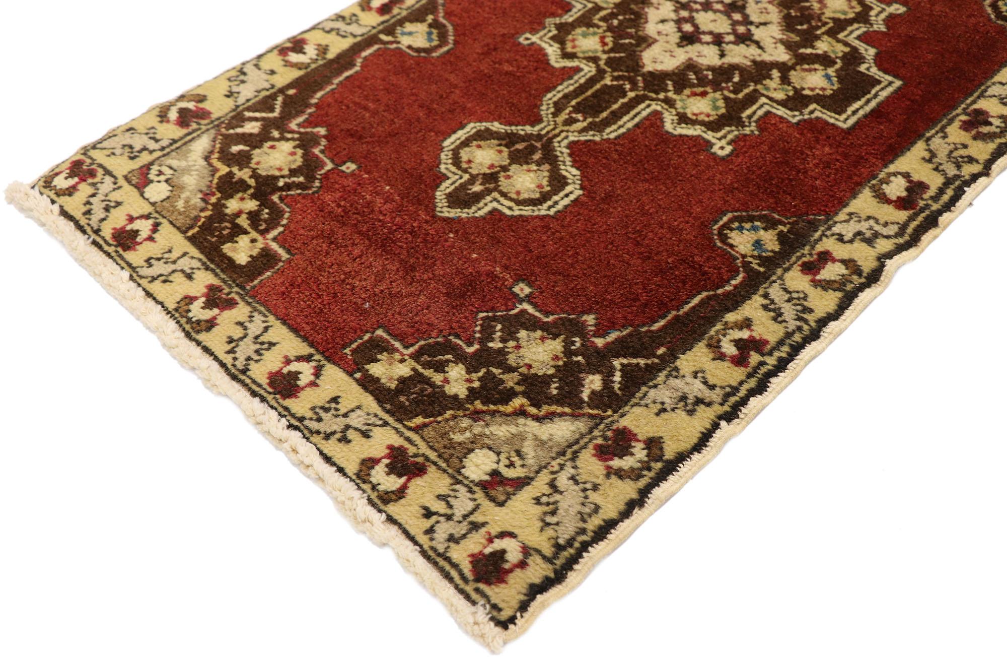 50965 Vintage Turkish Yastik Rug, 01'06 x 02'11. Tauchen Sie ein in die reiche Eleganz dieses handgeknüpften türkischen Yastik-Teppichs aus Wolle, der die Kunstfertigkeit und Tradition der türkischen Weberei wunderbar widerspiegelt. Das tiefrote