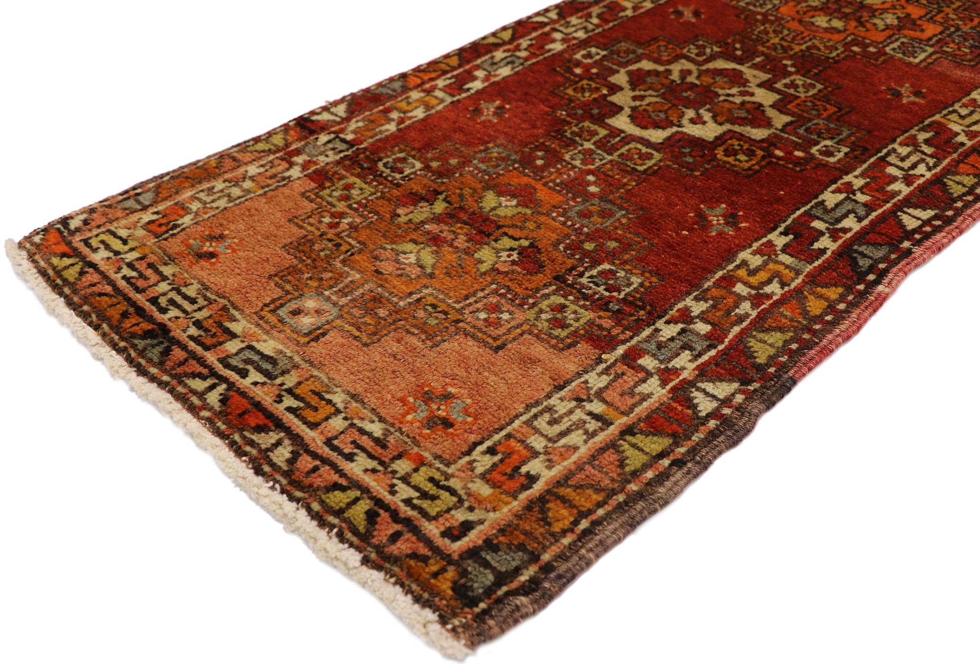 50976 Alfombra turca vintage Yastik, 01'06 x 03'00. Sumérgete en el vibrante encanto de esta alfombra Yastik turca vintage de lana anudada a mano, una auténtica obra maestra de la artesanía turca del tejido. Esta encantadora pieza presenta un campo