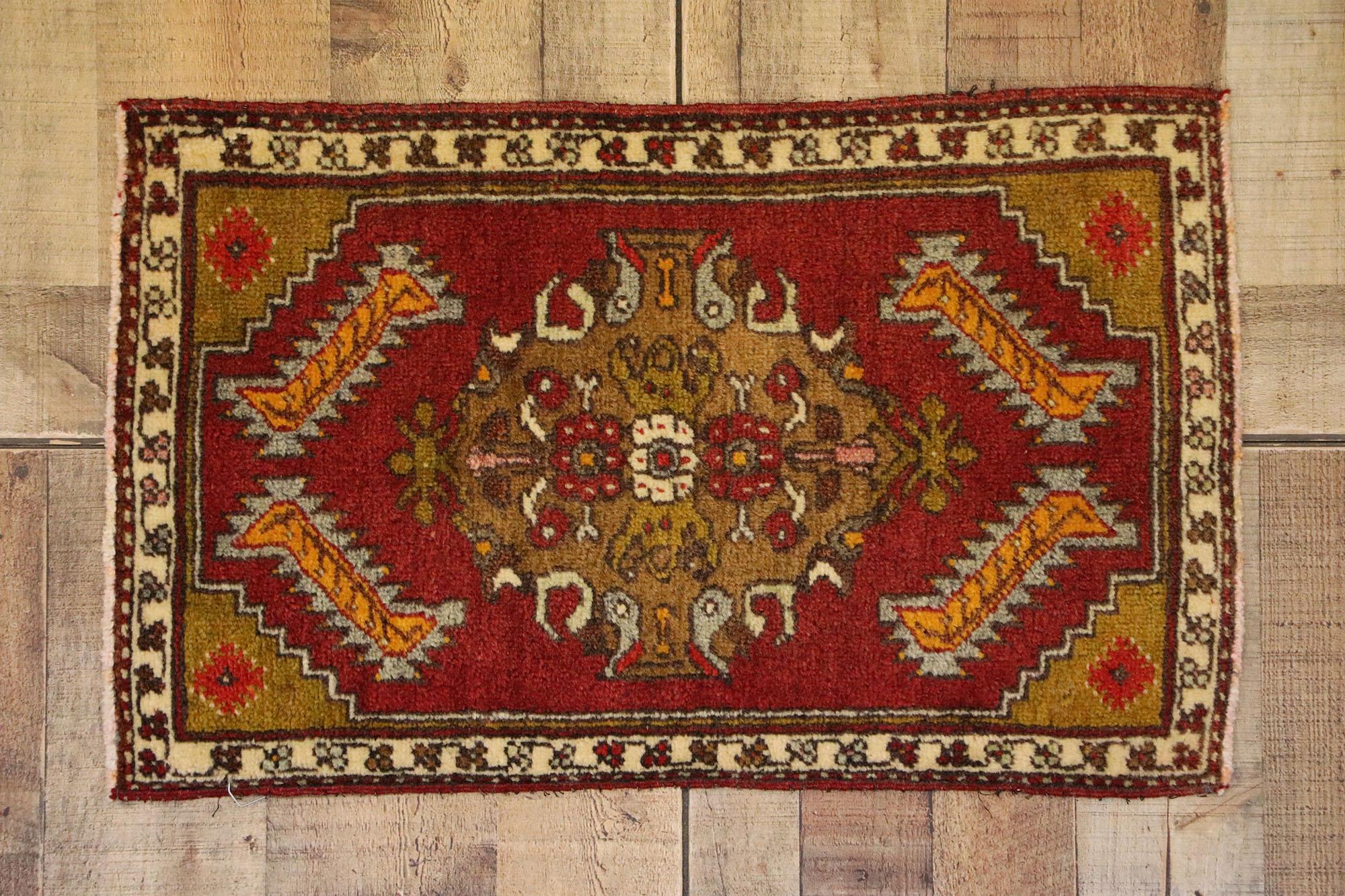 51832 Türkischer Yastik-Teppich Vintage, 01'05 x 02'03. Dieser handgeknüpfte türkische Yastik-Teppich aus Wolle ist ein wunderschönes Beispiel traditioneller Handwerkskunst und fängt mit seinem komplizierten Design und seiner reichen Farbpalette die