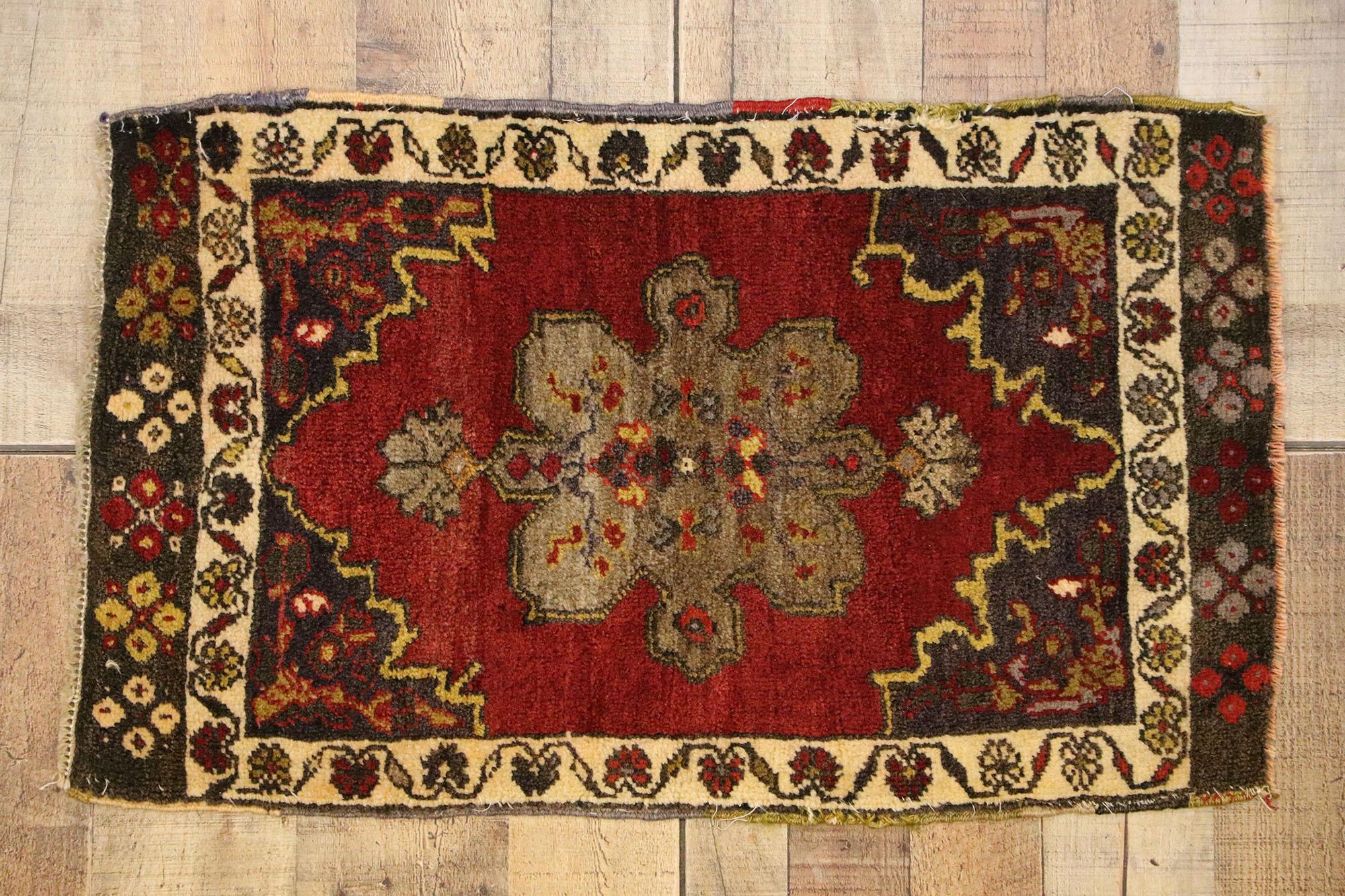 51820 Türkischer Yastik-Teppich Vintage, 01'07 x 02'07. Treten Sie ein in eine Welt reicher Tradition und zeitloser Schönheit mit diesem handgeknüpften türkischen Yastik-Teppich aus Wolle im Vintage-Stil. Das tiefe, prächtige rote Feld zieht sofort