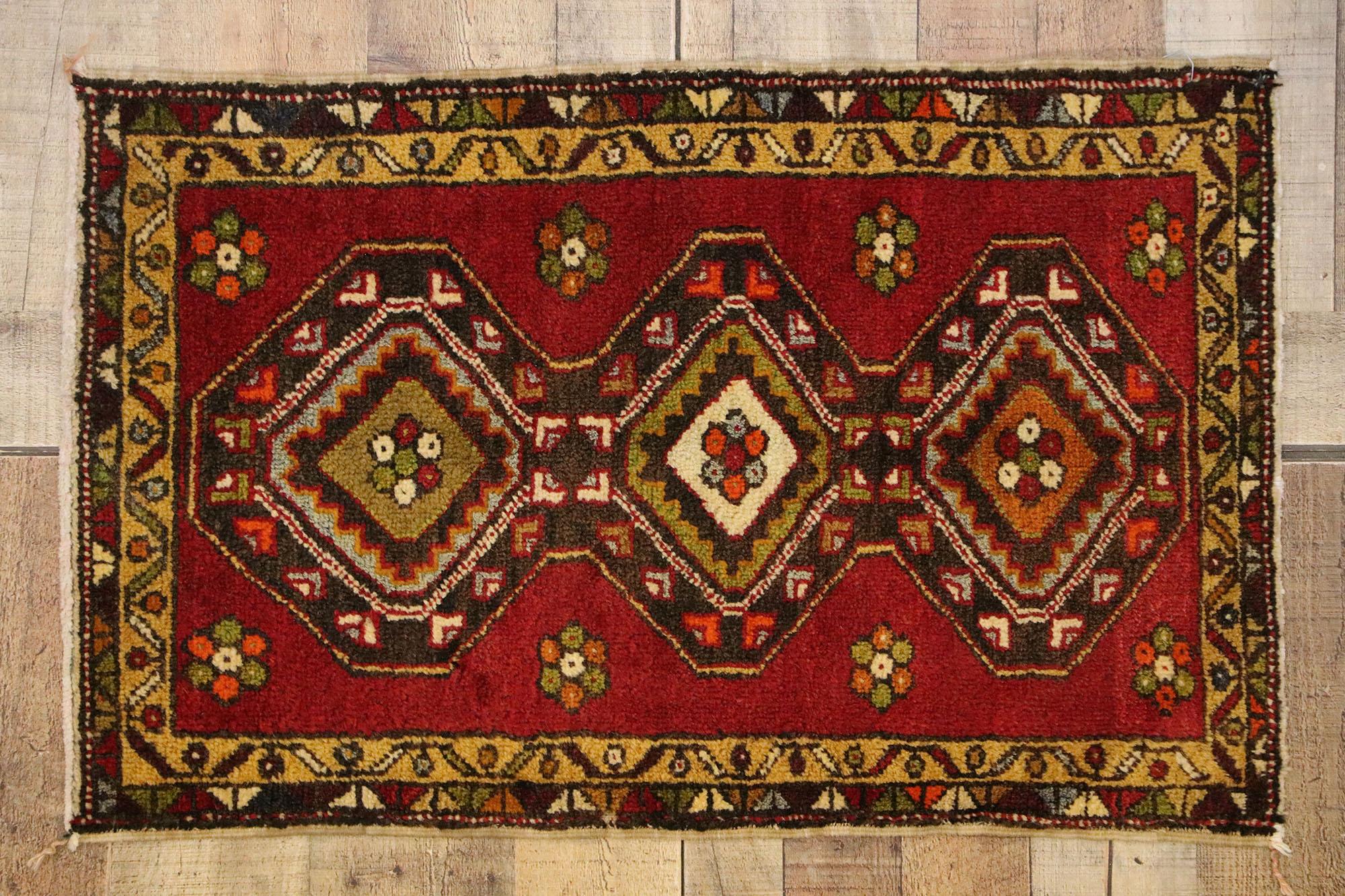 51823 Türkischer Yastik-Teppich Vintage, 01'09 x 02'08. Dieser handgeknüpfte türkische Yastik-Teppich aus Wolle ist eine beeindruckende Darstellung traditioneller anatolischer Handwerkskunst, die Wärme und ein reiches kulturelles Erbe ausstrahlt.