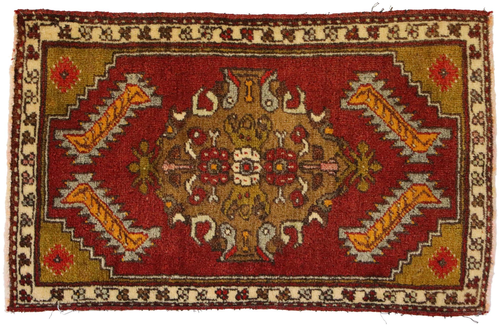 Türkischer Teppich im Vintage-Stil: Timeless Appeal trifft auf stilvolle Langlebigkeit (Oushak) im Angebot