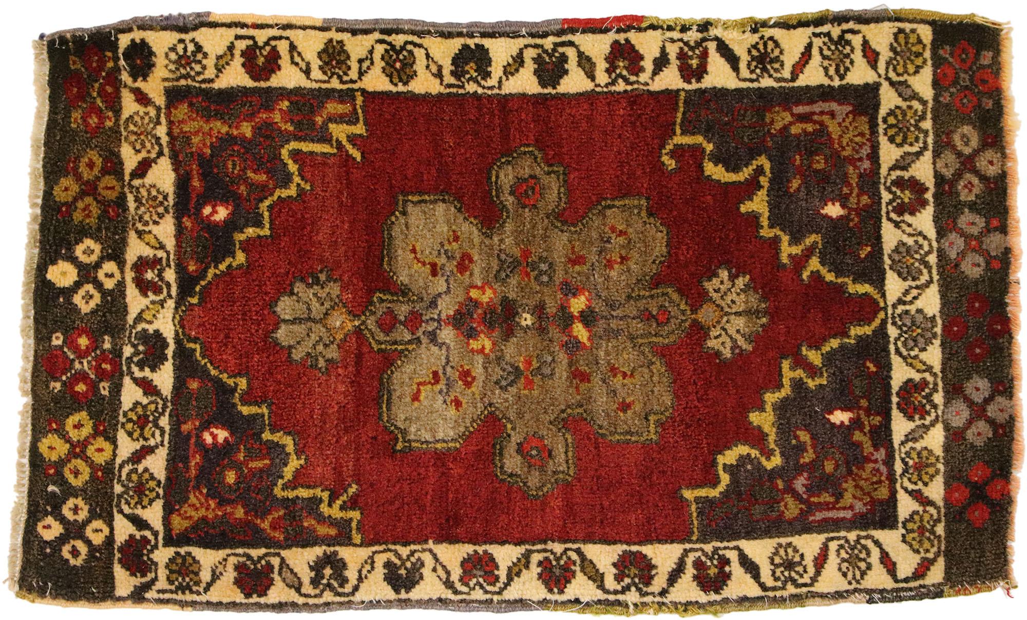 Türkischer Teppich im Vintage-Stil: Timeless Appeal trifft auf stilvolle Langlebigkeit (Oushak) im Angebot