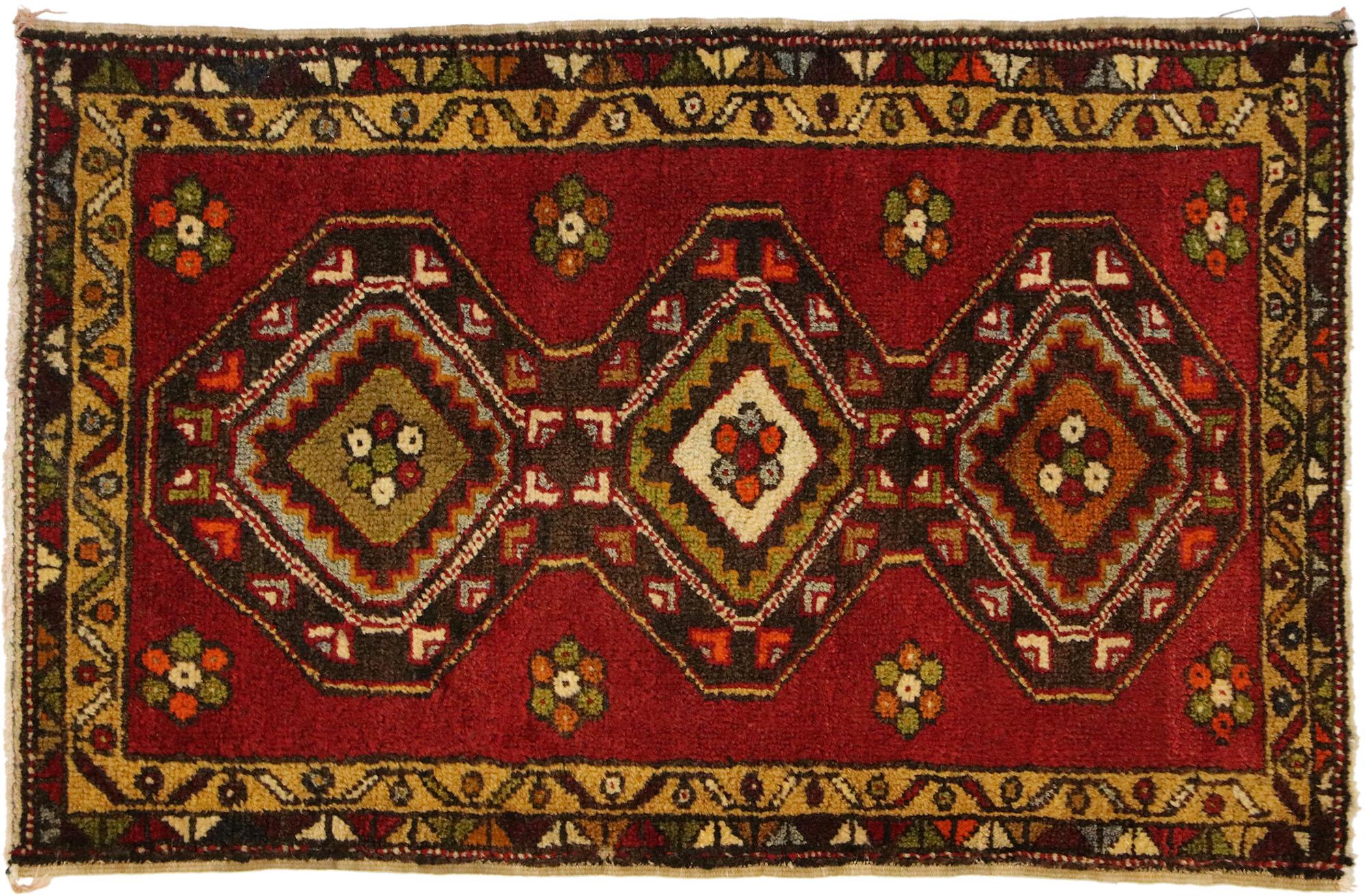 Türkischer Teppich im Vintage-Stil: Timeless Appeal trifft auf stilvolle Langlebigkeit (Oushak) im Angebot