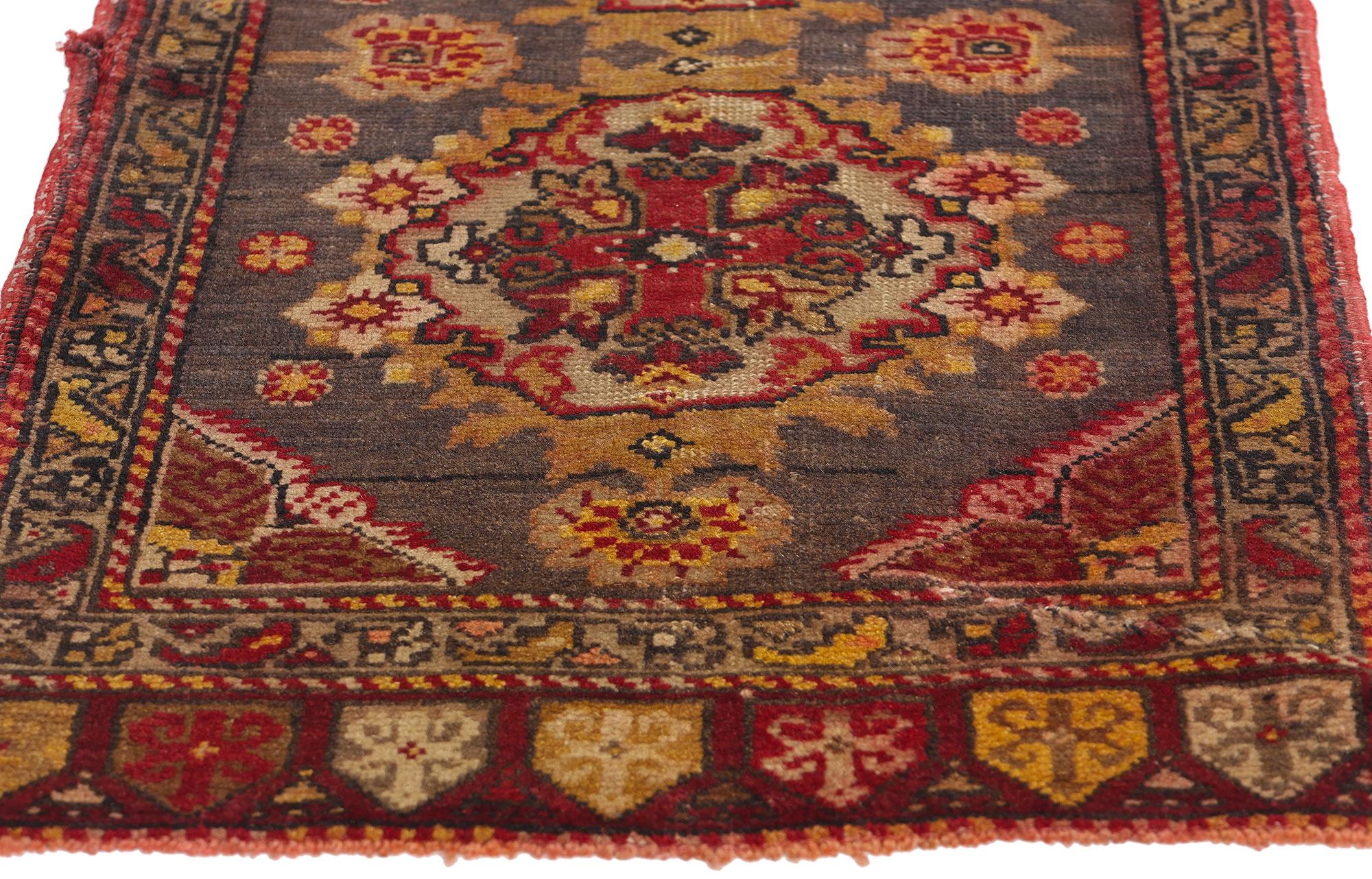 Vintage Turkish Yastik Oushak Carpet, Timeless Appeal Meets Stylish Durability In Good Condition For Sale In Dallas, TX