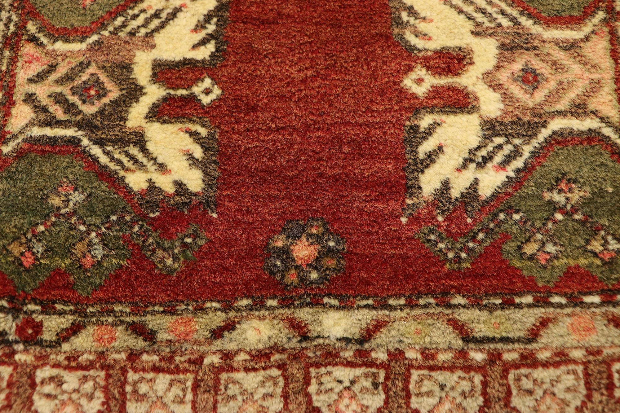 Annodato a mano Tappeto turco vintage Yastik Oushak, il fascino senza tempo incontra la durevolezza dell'estetica in vendita