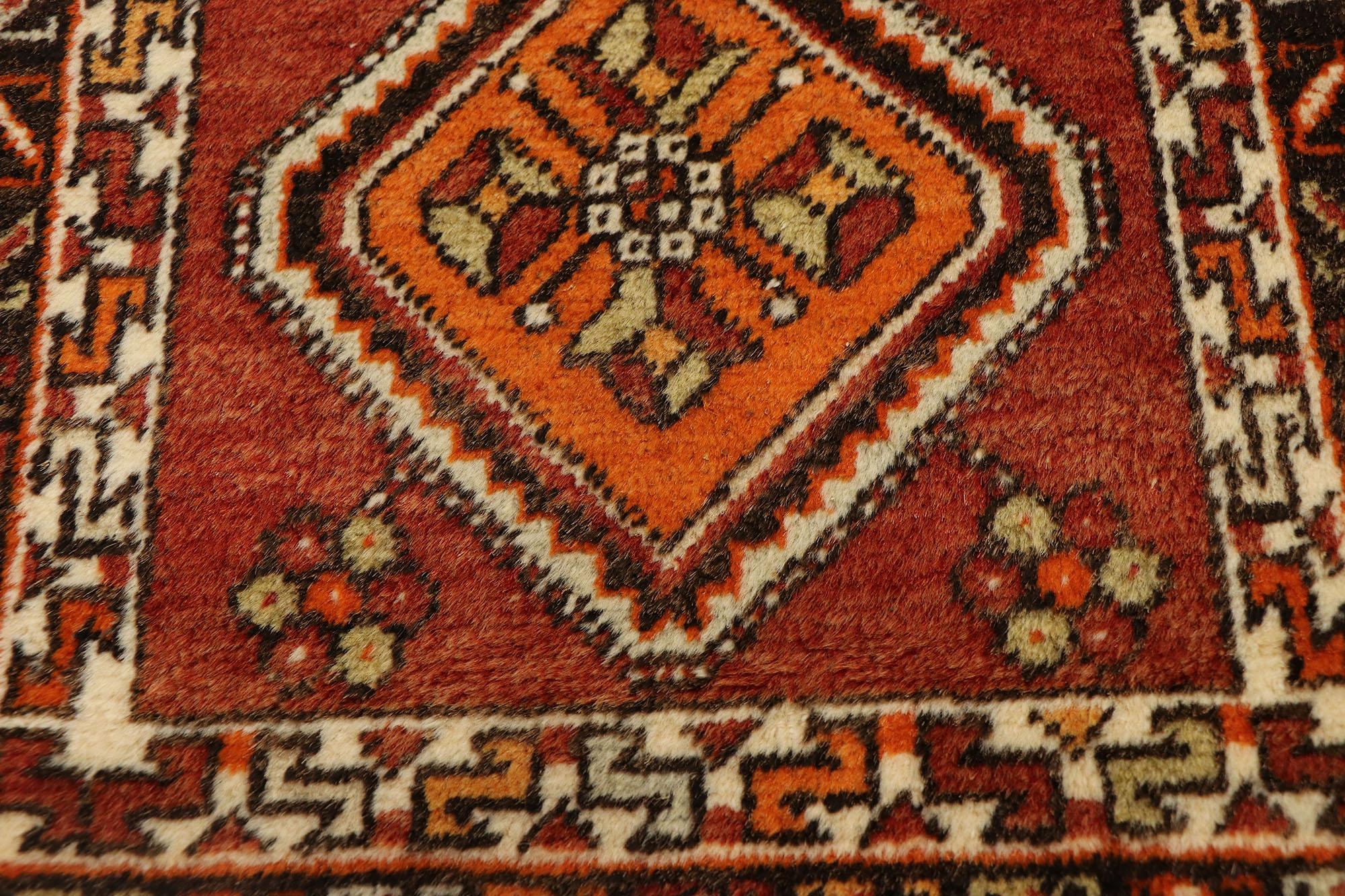 Annodato a mano Tappeto turco vintage Yastik Oushak, il fascino senza tempo incontra la durevolezza dell'estetica in vendita