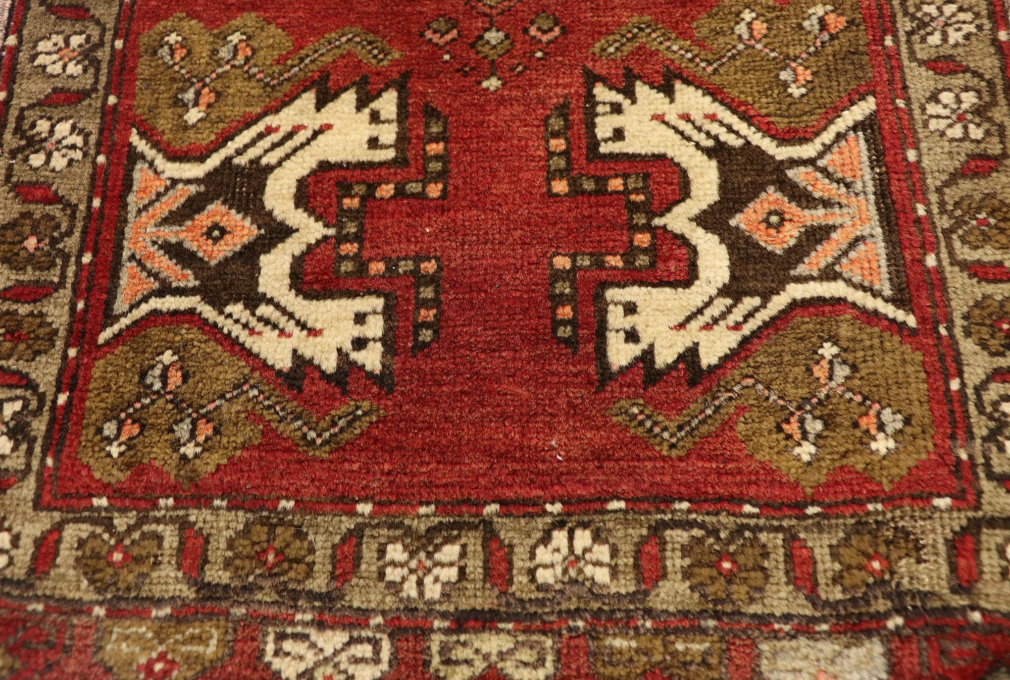 Annodato a mano Tappeto turco vintage Yastik Oushak, il fascino senza tempo incontra la durevolezza dell'estetica in vendita